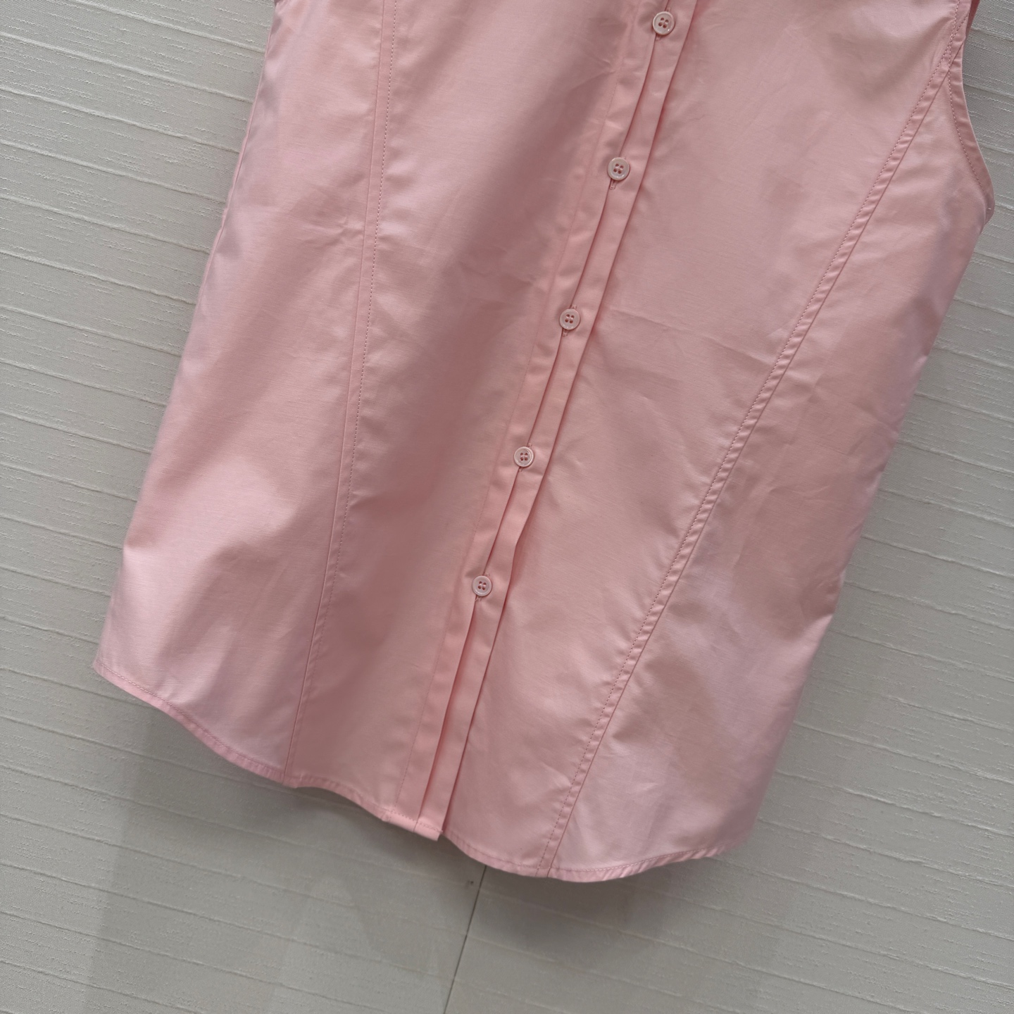 独家首发❤️Alai*26早春新品扭纹立领无袖衬衫，简奢宫廷风优雅上身美到没朋友！木耳边细节精致又优雅。