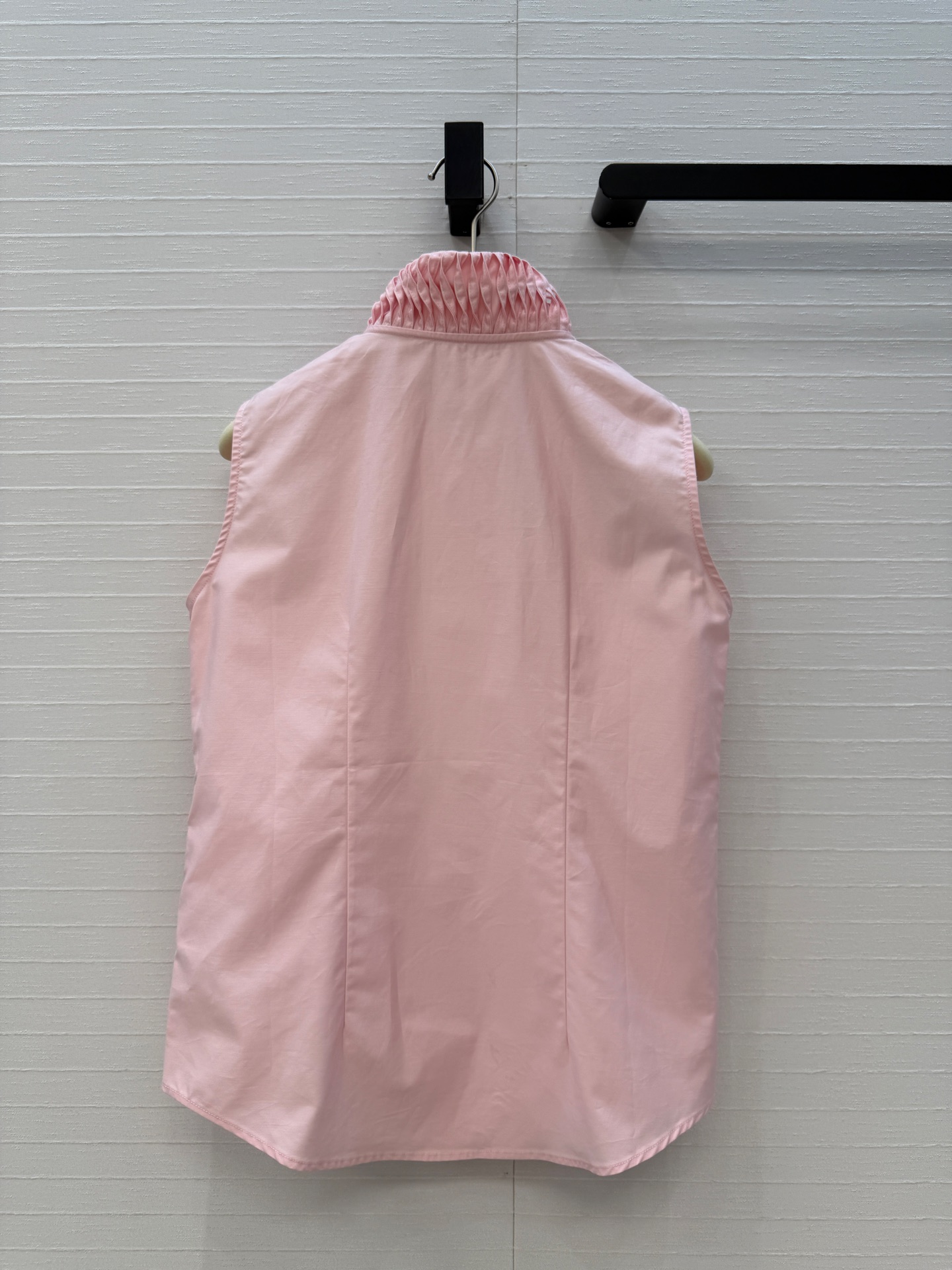 独家首发❤️Alai*26早春新品扭纹立领无袖衬衫，简奢宫廷风优雅上身美到没朋友！木耳边细节精致又优雅。