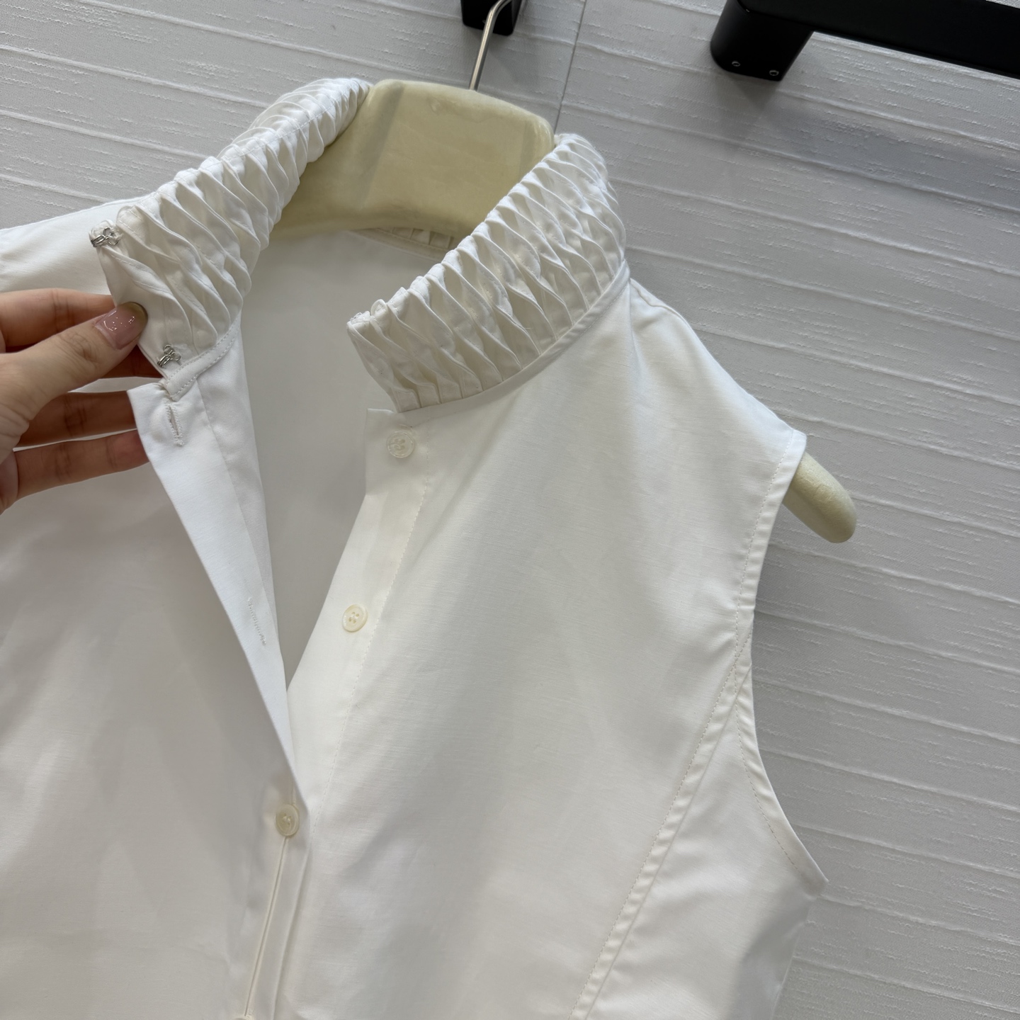 独家首发❤️Alai*26早春新品扭纹立领无袖衬衫，简奢宫廷风优雅上身美到没朋友！木耳边细节精致又优雅。