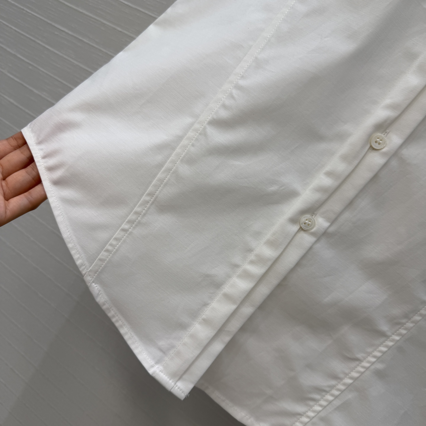 独家首发❤️Alai*26早春新品扭纹立领无袖衬衫，简奢宫廷风优雅上身美到没朋友！木耳边细节精致又优雅。