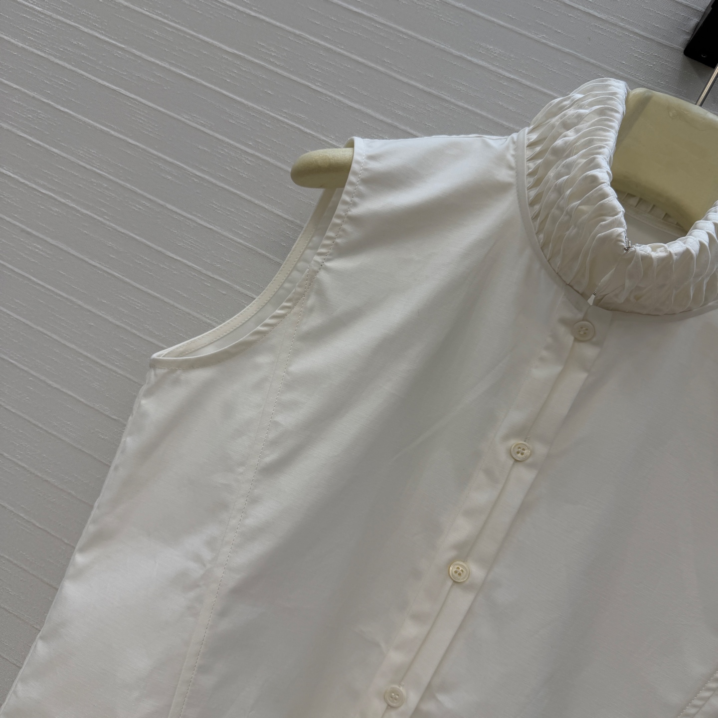 独家首发❤️Alai*26早春新品扭纹立领无袖衬衫，简奢宫廷风优雅上身美到没朋友！木耳边细节精致又优雅。