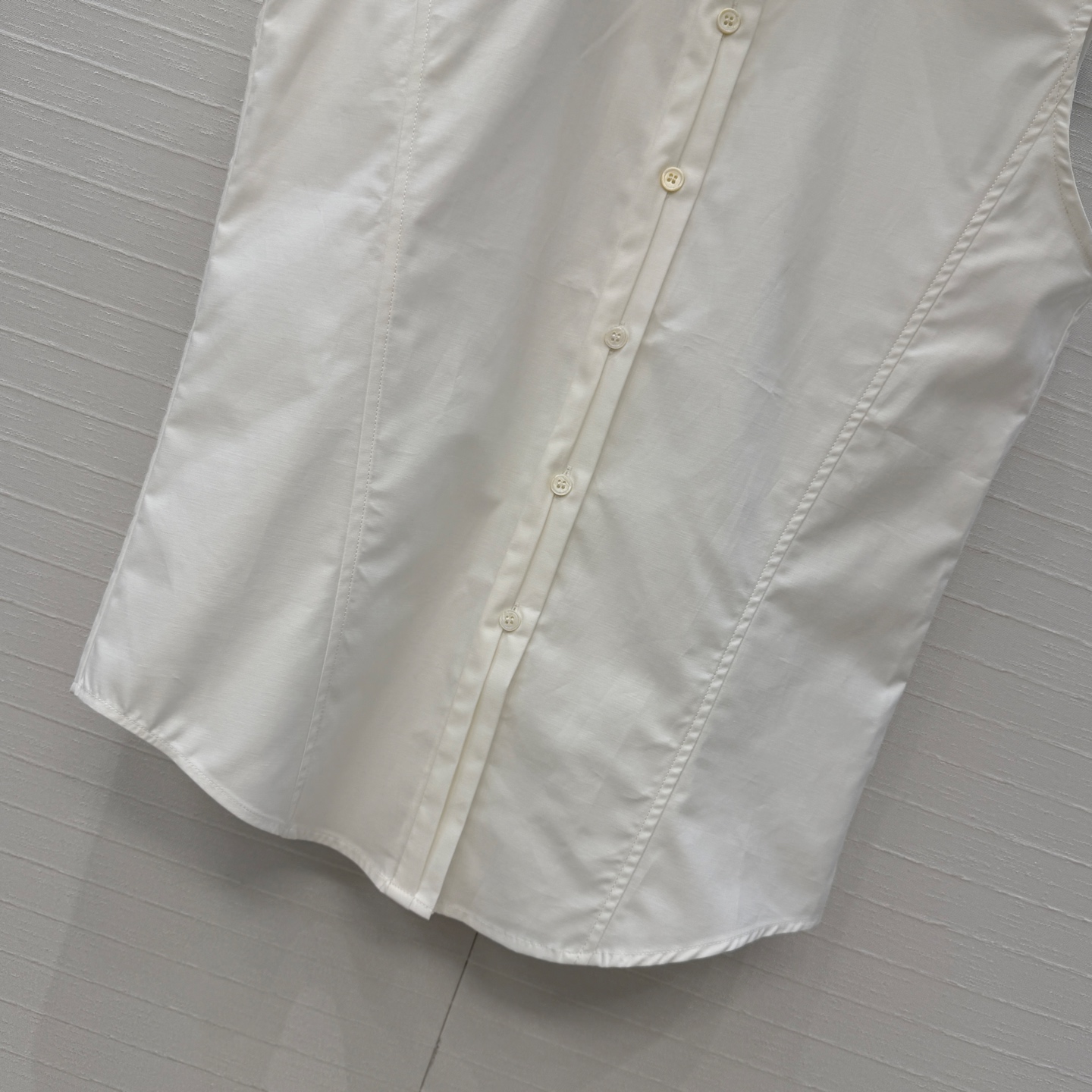 独家首发❤️Alai*26早春新品扭纹立领无袖衬衫，简奢宫廷风优雅上身美到没朋友！木耳边细节精致又优雅。