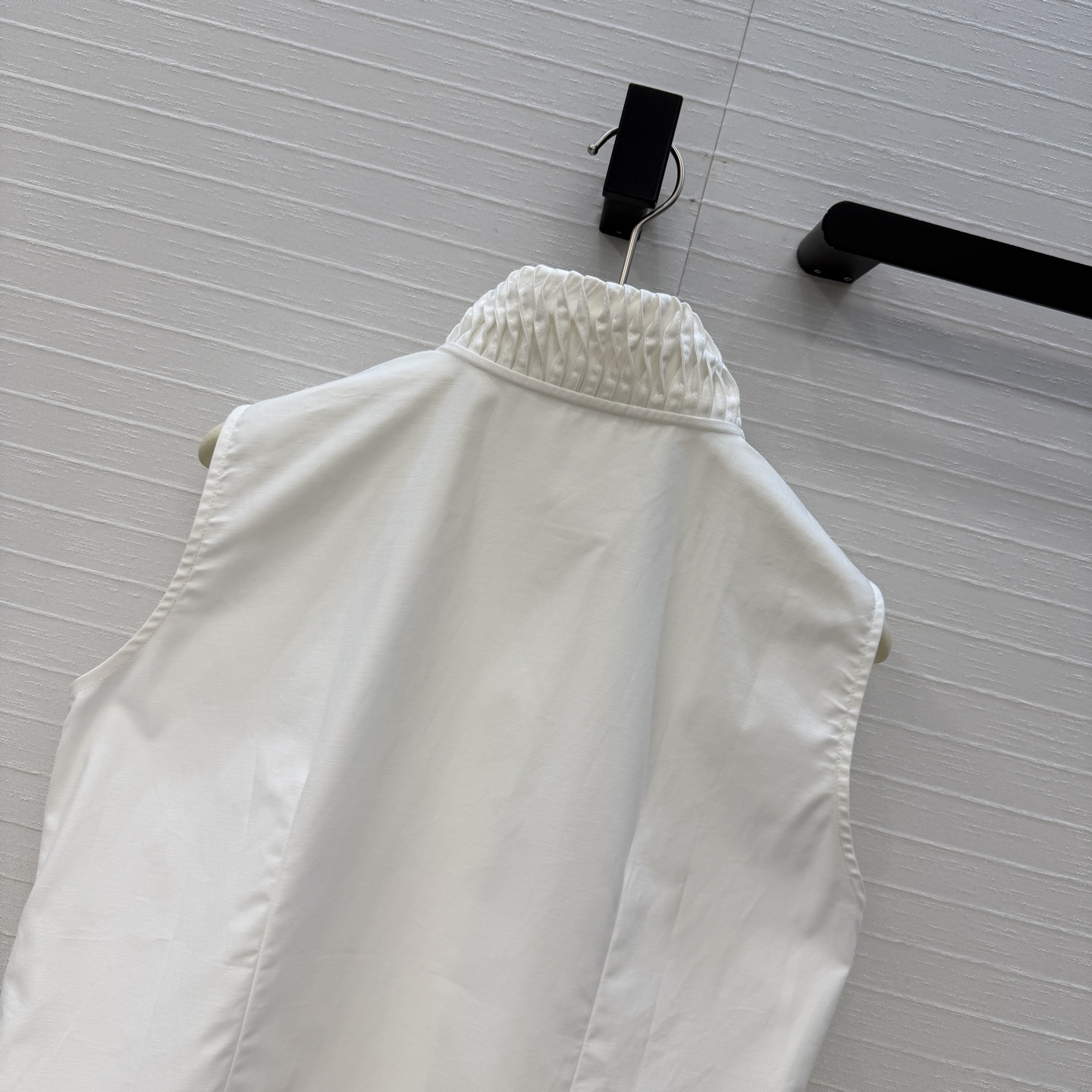 独家首发❤️Alai*26早春新品扭纹立领无袖衬衫，简奢宫廷风优雅上身美到没朋友！木耳边细节精致又优雅。