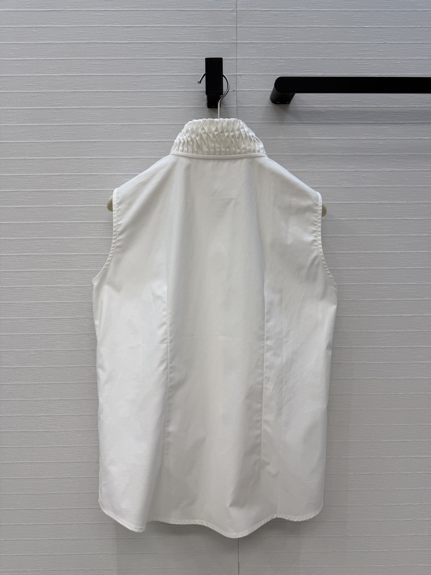 独家首发❤️Alai*26早春新品扭纹立领无袖衬衫，简奢宫廷风优雅上身美到没朋友！木耳边细节精致又优雅。