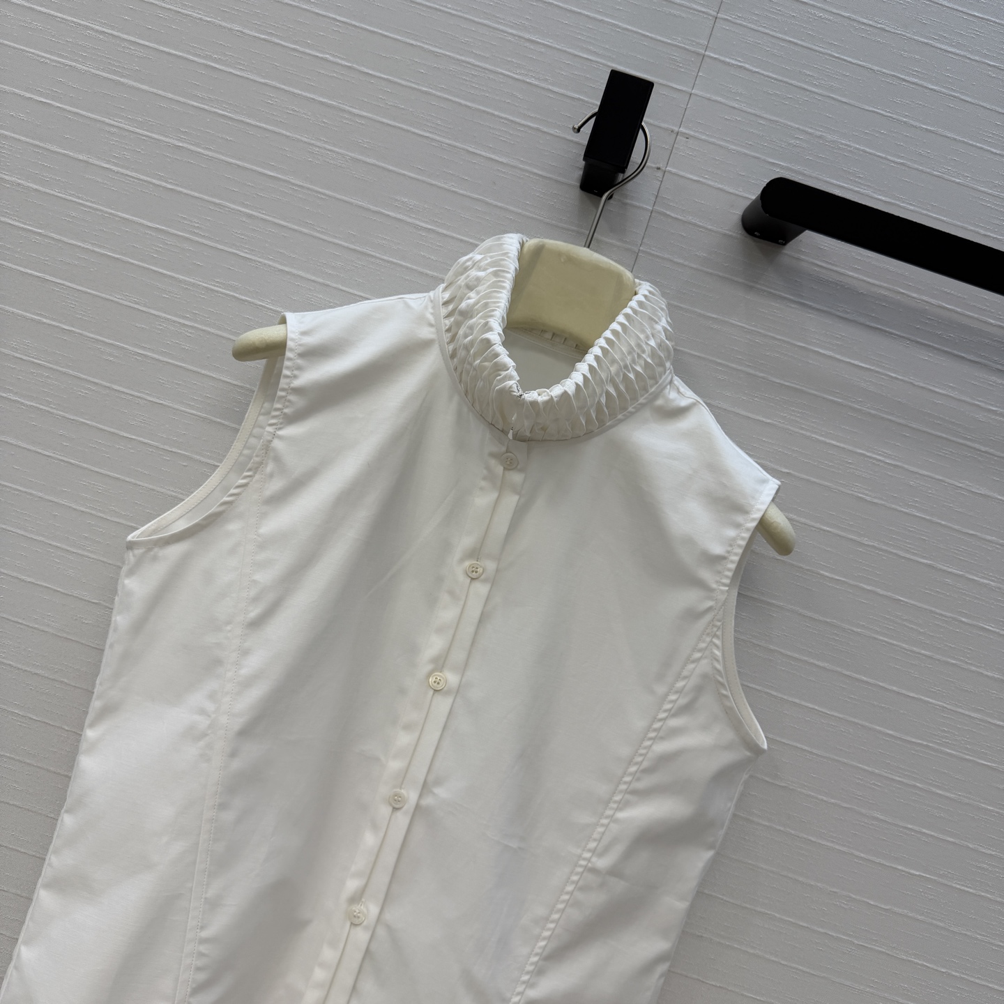 独家首发❤️Alai*26早春新品扭纹立领无袖衬衫，简奢宫廷风优雅上身美到没朋友！木耳边细节精致又优雅。