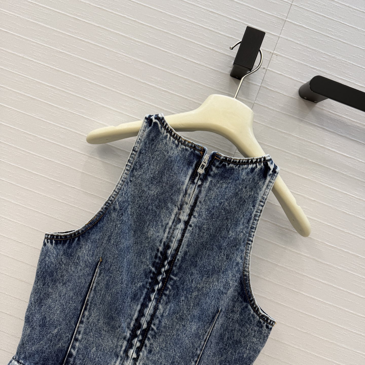 独家首发❤️原单品质，Alai*新品雪花牛仔荷叶边背心，雕塑感剪裁超有辨识度！无袖+收腰设计，荷叶边下摆