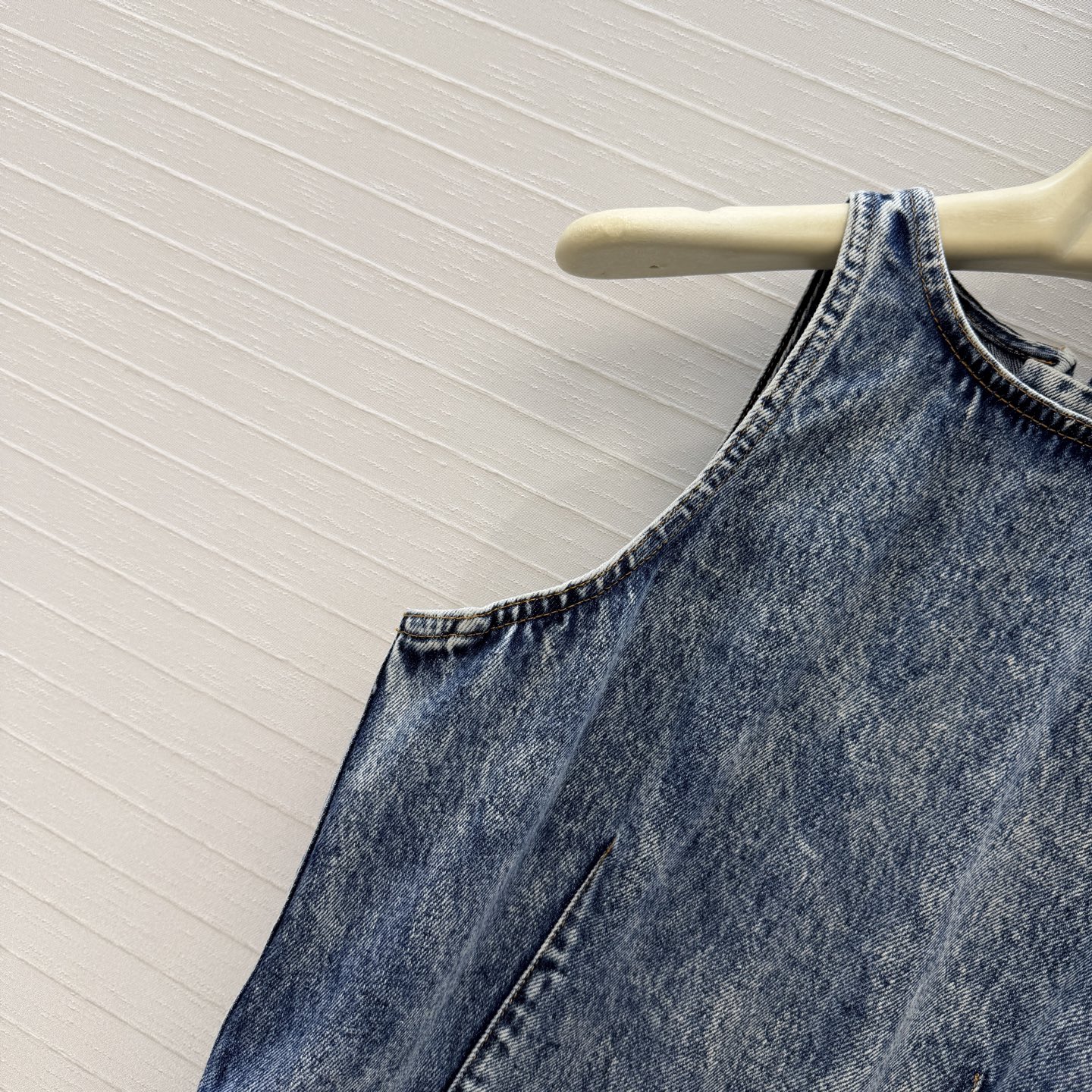 独家首发❤️原单品质，Alai*新品雪花牛仔荷叶边背心，雕塑感剪裁超有辨识度！无袖+收腰设计，荷叶边下摆