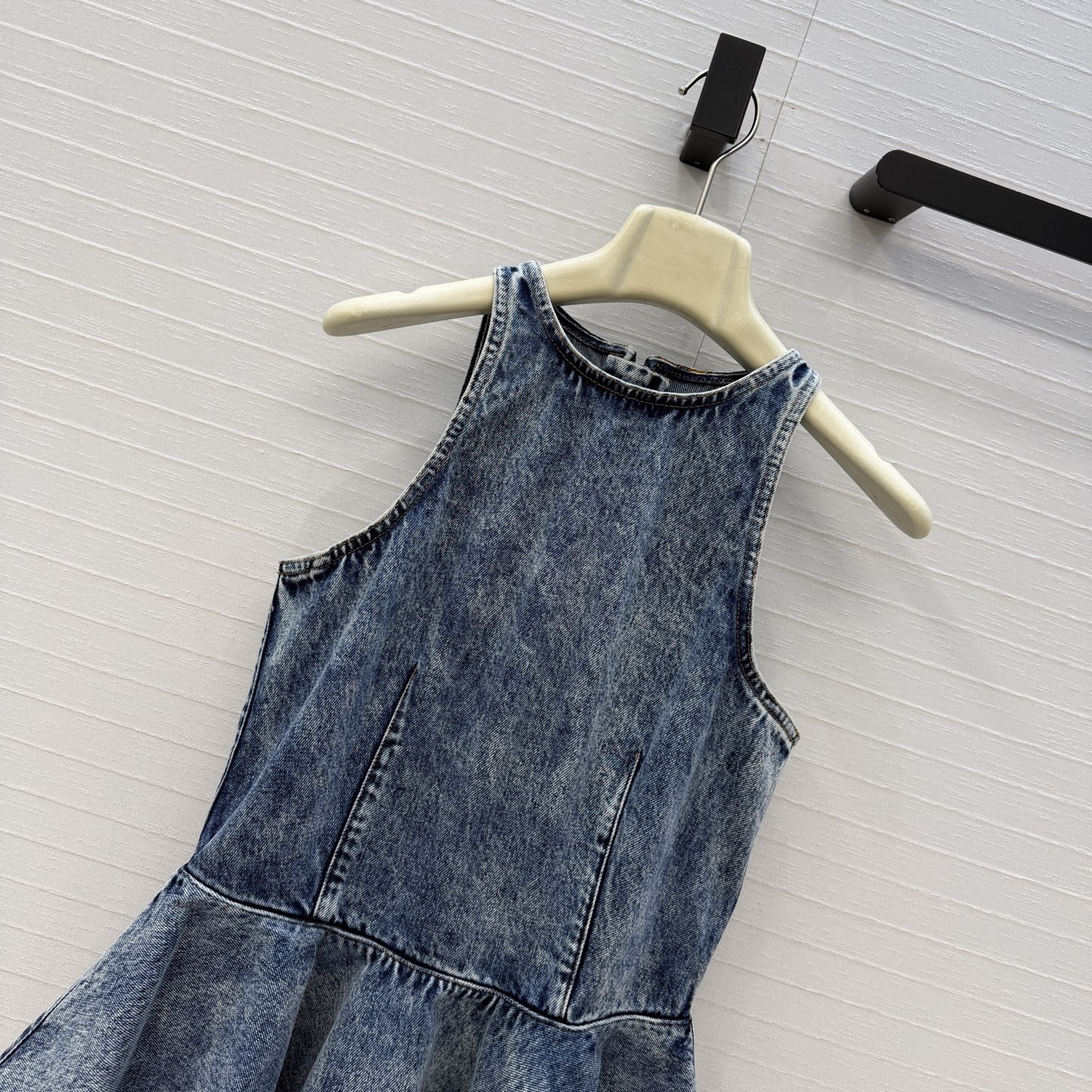 独家首发❤️原单品质，Alai*新品雪花牛仔荷叶边背心，雕塑感剪裁超有辨识度！无袖+收腰设计，荷叶边下摆