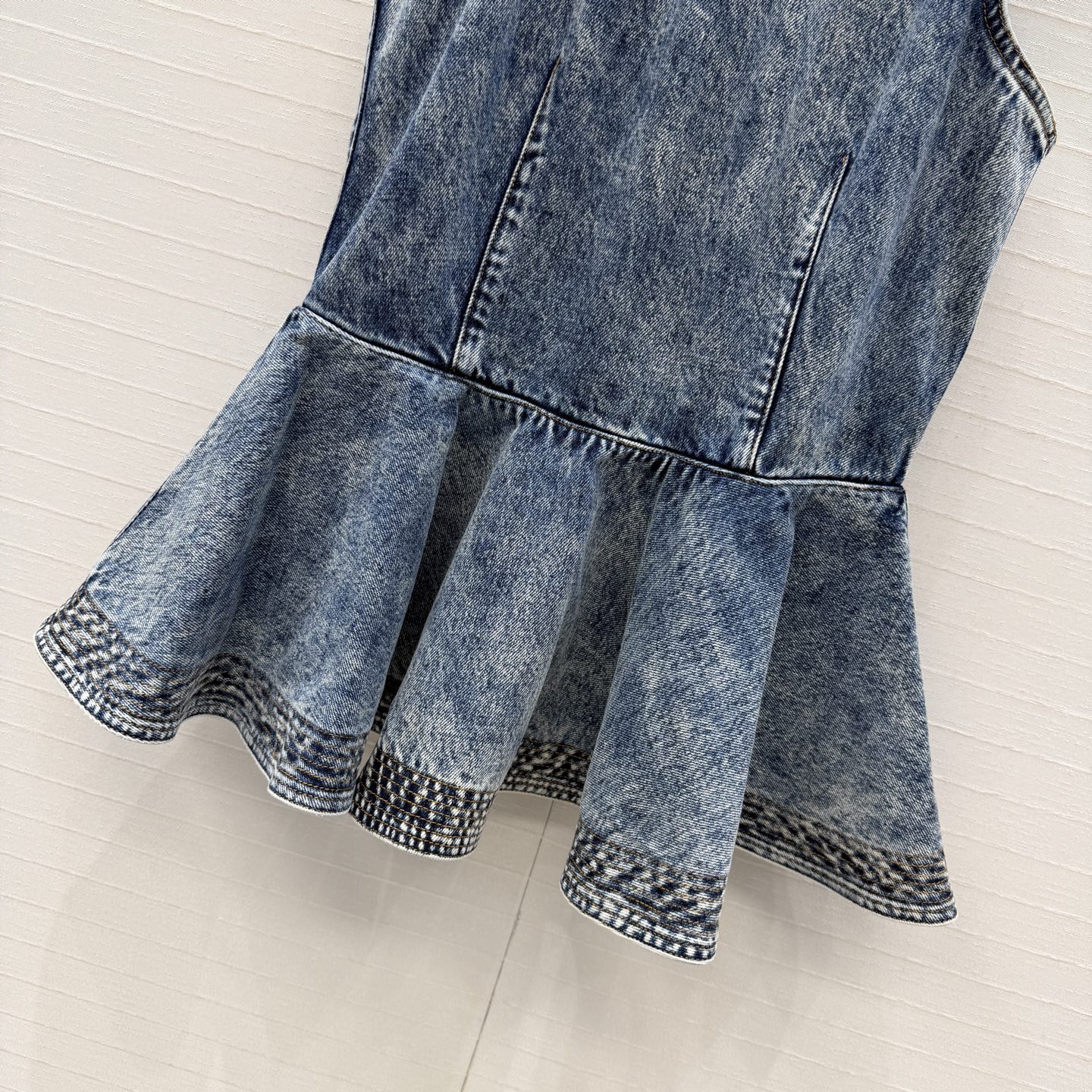 独家首发❤️原单品质，Alai*新品雪花牛仔荷叶边背心，雕塑感剪裁超有辨识度！无袖+收腰设计，荷叶边下摆