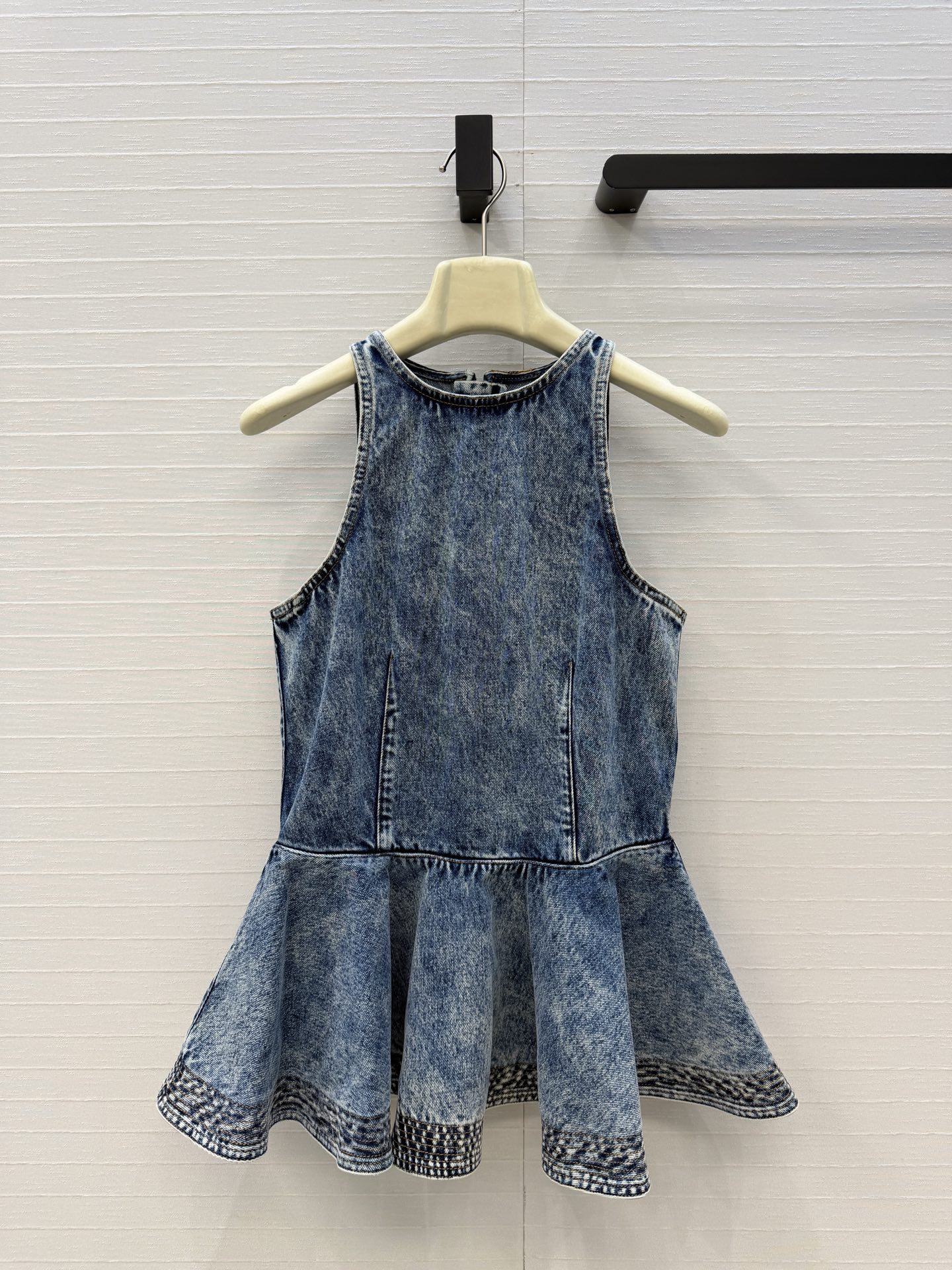 NO:723876,Exclusive first release of original quality, Alai*’s latest snowflake denim ruffle vest, the sculptural cut is super recognizable!  Sleeveless + waist design, ruffled hem full of layering, elegant and fashionable!  Simple and luxurious palace style, sweet and cool temperament, the upper body is so beautiful that she has no friends!  Bai Fumei must enter!  The quality of workmanship depends on the details, and 36-40 yards can be stocked in seconds!  Size S. Bust 84, waist 68, length 65.., women's clothing, alaia,19860909独家首发原单品质,Alai*新品雪花牛仔荷叶边背心,雕塑感剪裁超有辨识度！无袖+收腰设计,荷叶边下摆层次感满满,优雅又时髦！简奢宫廷风甜酷气质上身美到没朋友！白富美必入！做工品质看细节,36-40码现货速度秒！S码.胸围84,腰围68,衣长65..,女装,alaia,,Women's clothing