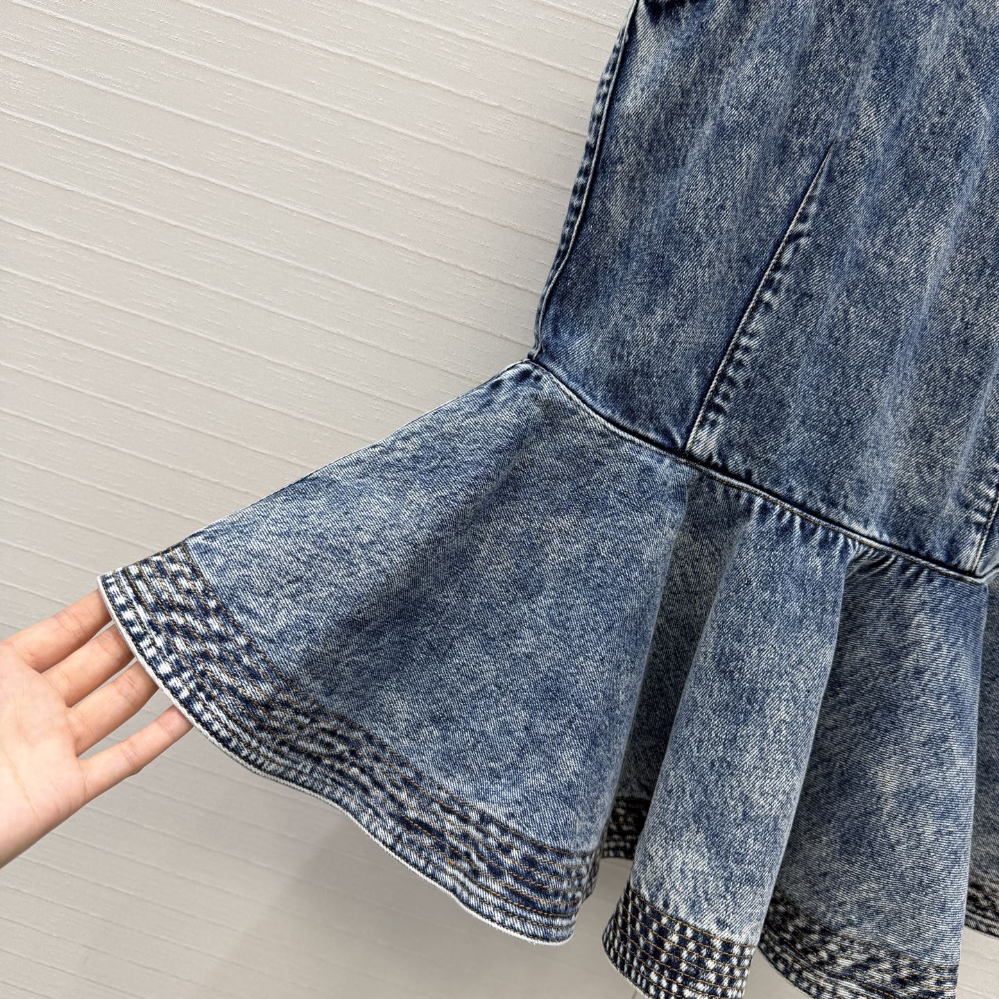 独家首发❤️原单品质，Alai*新品雪花牛仔荷叶边背心，雕塑感剪裁超有辨识度！无袖+收腰设计，荷叶边下摆