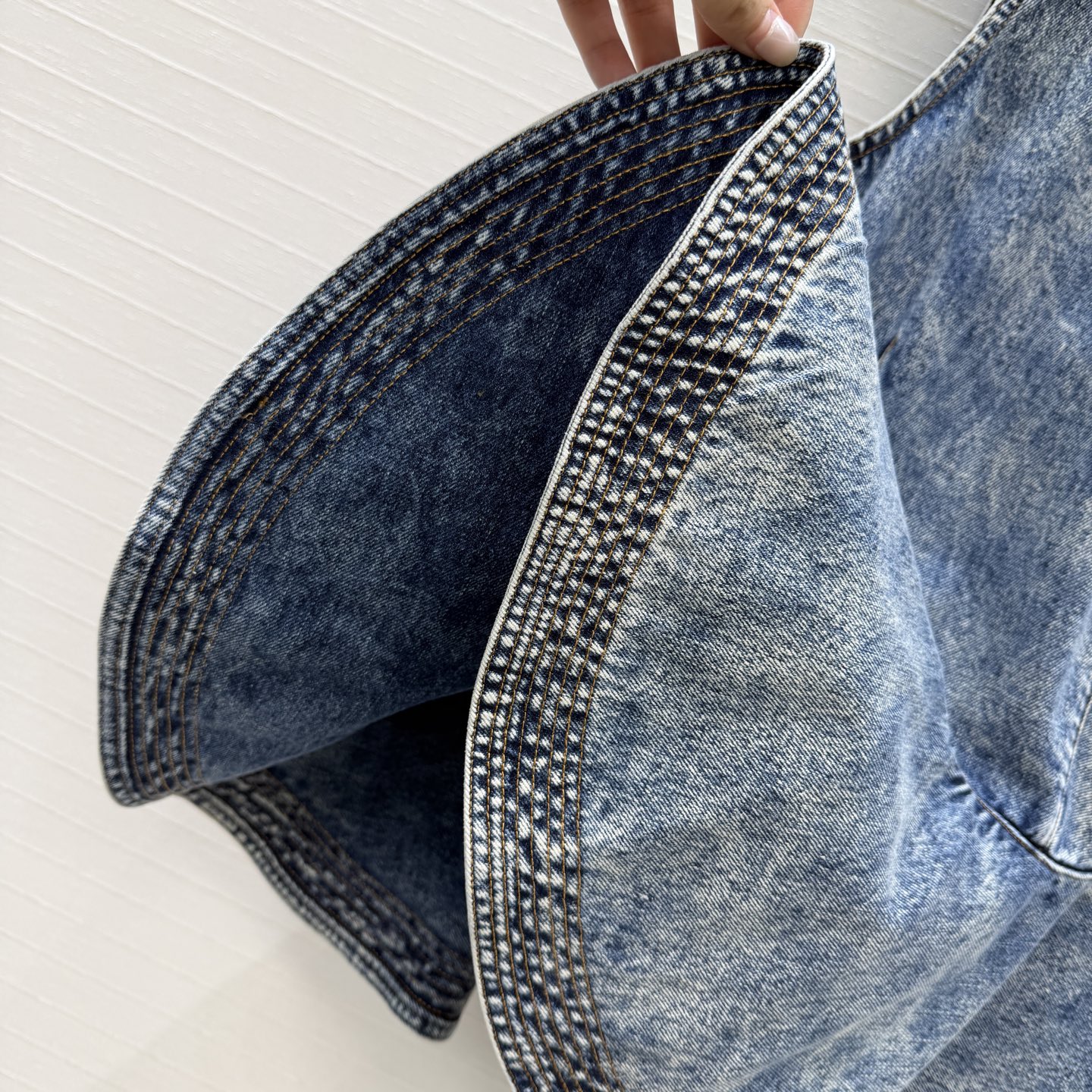 独家首发❤️原单品质，Alai*新品雪花牛仔荷叶边背心，雕塑感剪裁超有辨识度！无袖+收腰设计，荷叶边下摆