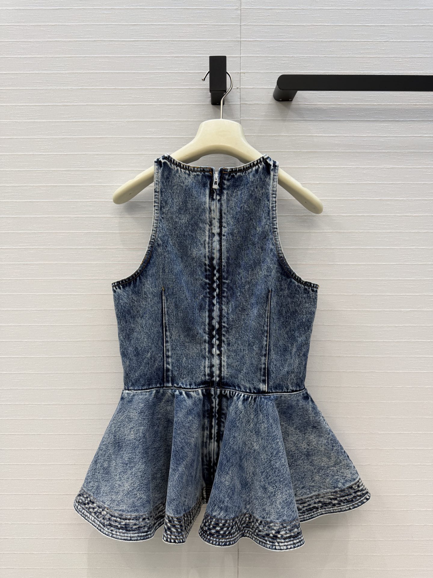 独家首发❤️原单品质，Alai*新品雪花牛仔荷叶边背心，雕塑感剪裁超有辨识度！无袖+收腰设计，荷叶边下摆