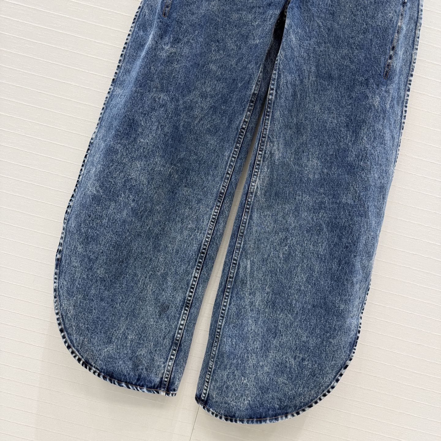 爆单推荐❤️Alai*新品时髦精穿搭！雪花牛仔花瓣边长裤！圆弧形的廓形牛仔呈现完美的立体雕塑感，侧边的露