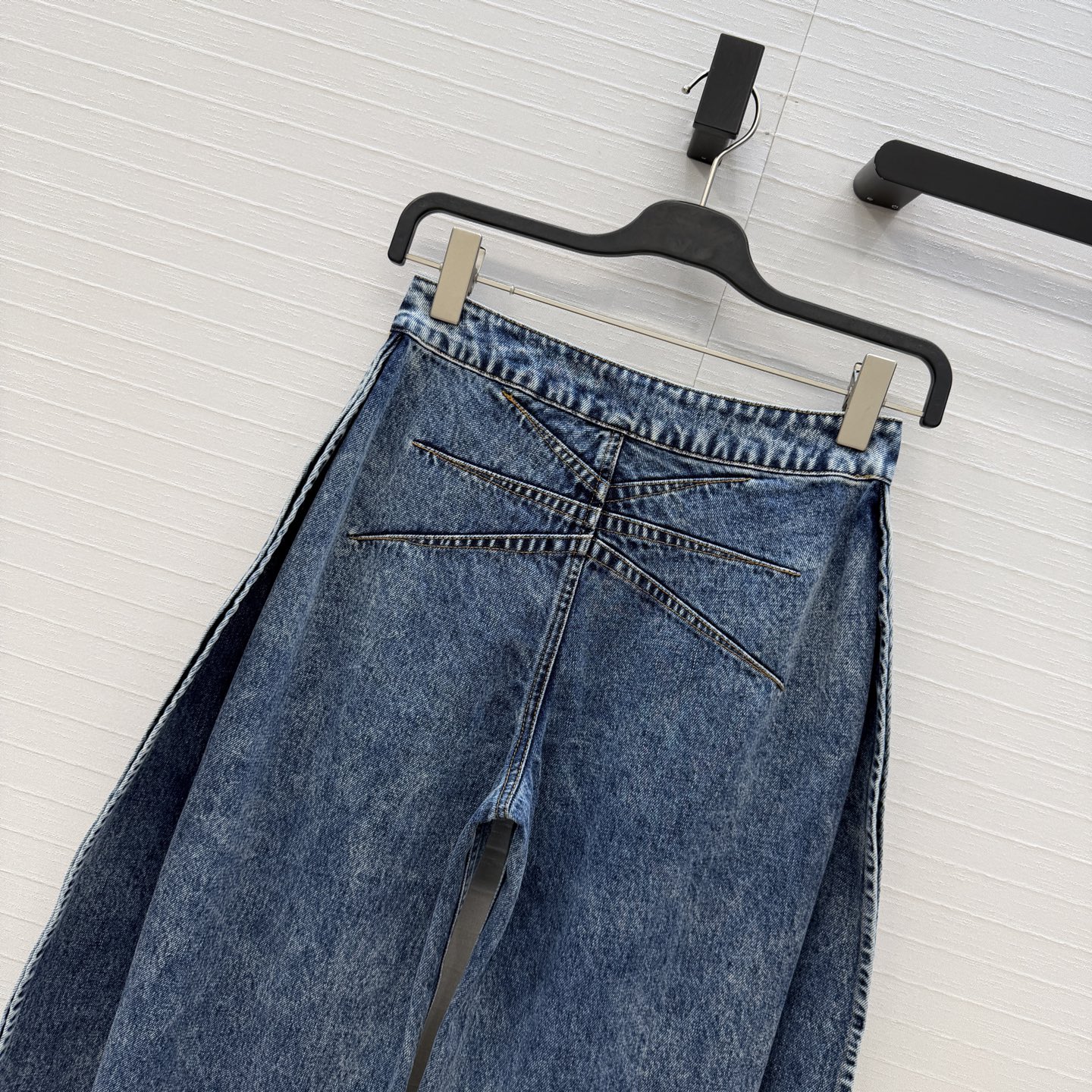 爆单推荐❤️Alai*新品时髦精穿搭！雪花牛仔花瓣边长裤！圆弧形的廓形牛仔呈现完美的立体雕塑感，侧边的露