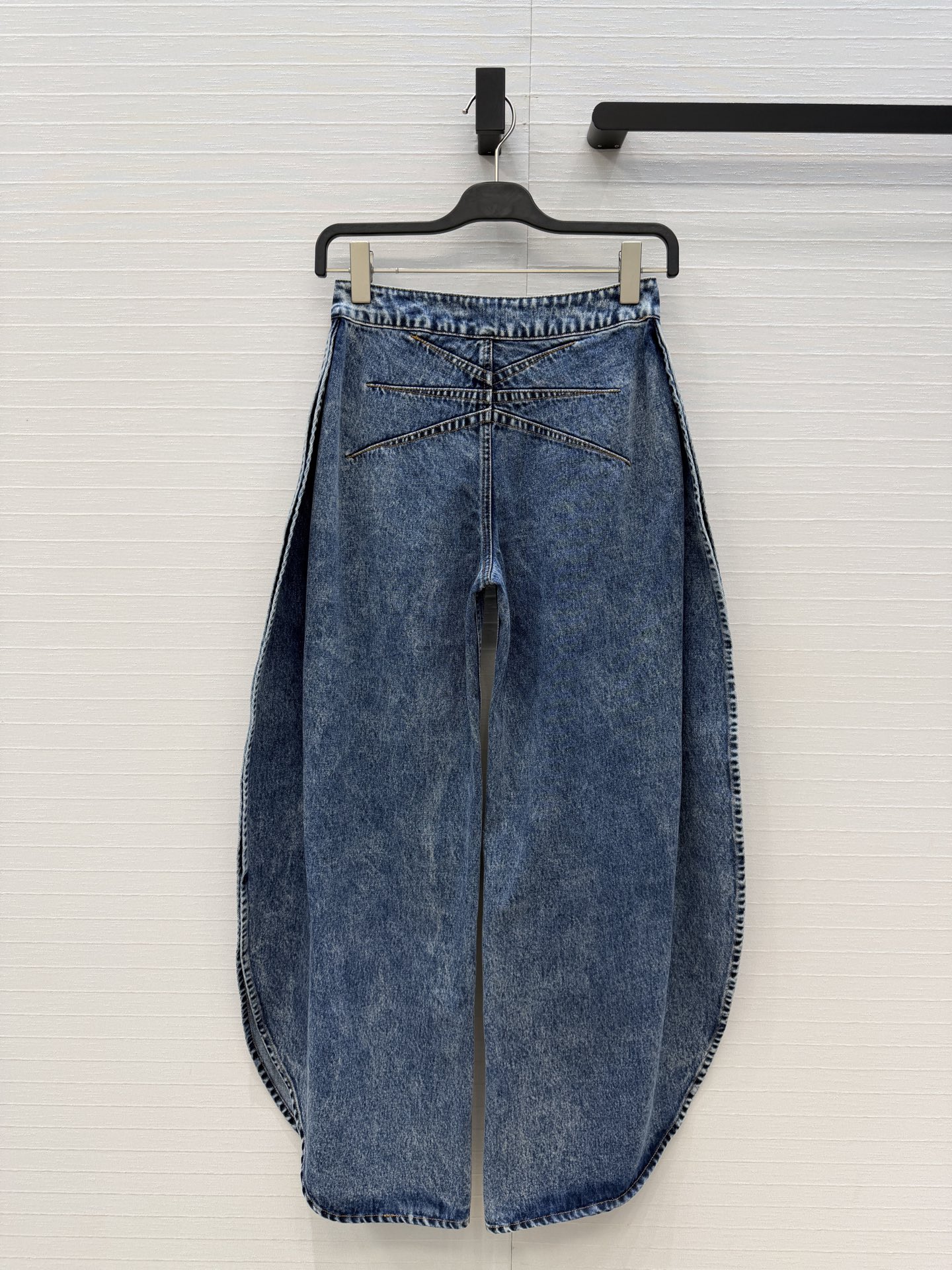 爆单推荐❤️Alai*新品时髦精穿搭！雪花牛仔花瓣边长裤！圆弧形的廓形牛仔呈现完美的立体雕塑感，侧边的露