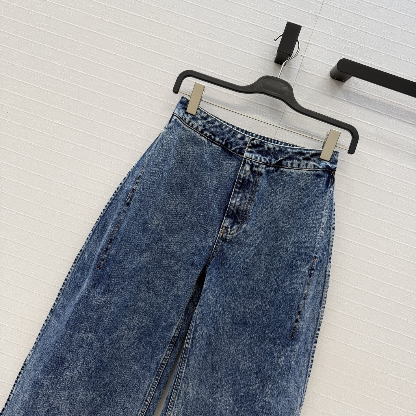 爆单推荐❤️Alai*新品时髦精穿搭！雪花牛仔花瓣边长裤！圆弧形的廓形牛仔呈现完美的立体雕塑感，侧边的露