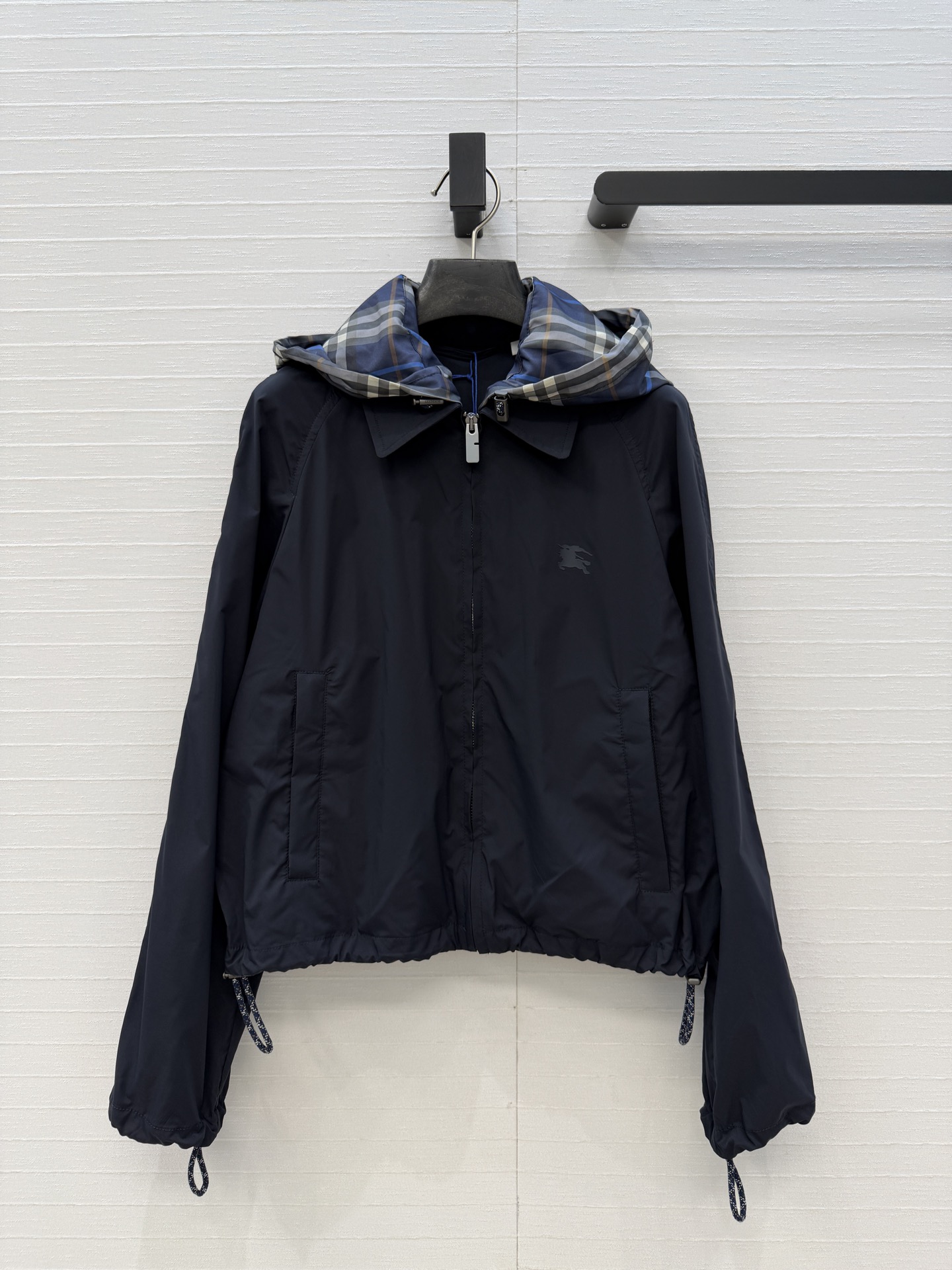 NO:723864,Highly recommend Bur*26 new lightweight flight jacket!  Detachable plaid hat design. The short version is handsome and fashionable. The original customized zipper hardware buckle accessories. Decorated with equestrian knight logo decals are low-key and luxurious. The customized fabric has a light and delicate texture. The casual version is versatile and makes the upper body slimmer and taller!  The quality of workmanship depends on the details, one color comes in four sizes, ready for grabs, size M bust 108, length 54,. Burberry - clothing, burberry, jackets & coats, hats,19860909强烈推荐Bur*26新品轻薄飞行夹克！可拆卸的格纹帽子设计.不挑人短款版型帅气又时髦,原版定制拉链五金扣配件.饰有马术骑士徽标贴花低调奢华,定制面料质感轻盈细腻,休闲版型百搭上身显瘦又高挑！做工品质看细节,一色四码 现货开抢,M码胸围108,衣长54,.,博柏利-服装,burberry,jackets & coats,hats,,Women's clothing