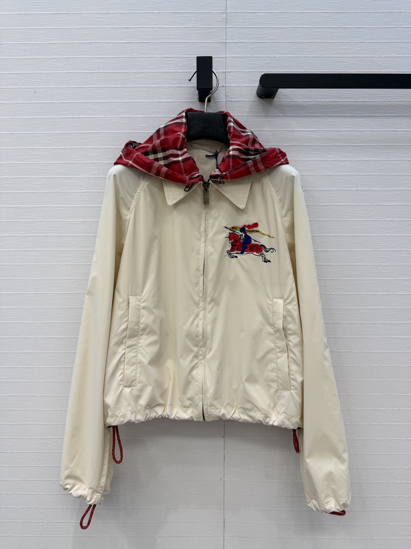 NO:723861,Highly recommend Bur*26 new lightweight flight jacket!  Detachable plaid hat design. The short version is handsome and fashionable. Original customized zipper hardware buckle accessories. Decorated with equestrian knight logo appliqué embroidery, low-key luxury, customized fabric texture is light and delicate, and the casual version is versatile and makes the upper body slimmer and taller!  The quality of workmanship depends on the details, one color comes in four sizes, ready for grabs, size M bust 108, length 54,. Burberry - clothing, burberry, jackets & coats, hats,19860909强烈推荐Bur*26新品轻薄飞行夹克！可拆卸的格纹帽子设计.不挑人短款版型帅气又时髦,原版定制拉链五金扣配件.饰有马术骑士徽标贴花刺绣低调奢华,定制面料质感轻盈细腻,休闲版型百搭上身显瘦又高挑！做工品质看细节,一色四码 现货开抢,M码胸围108,衣长54,.,博柏利-服装,burberry,jackets & coats,hats,,Women's clothing