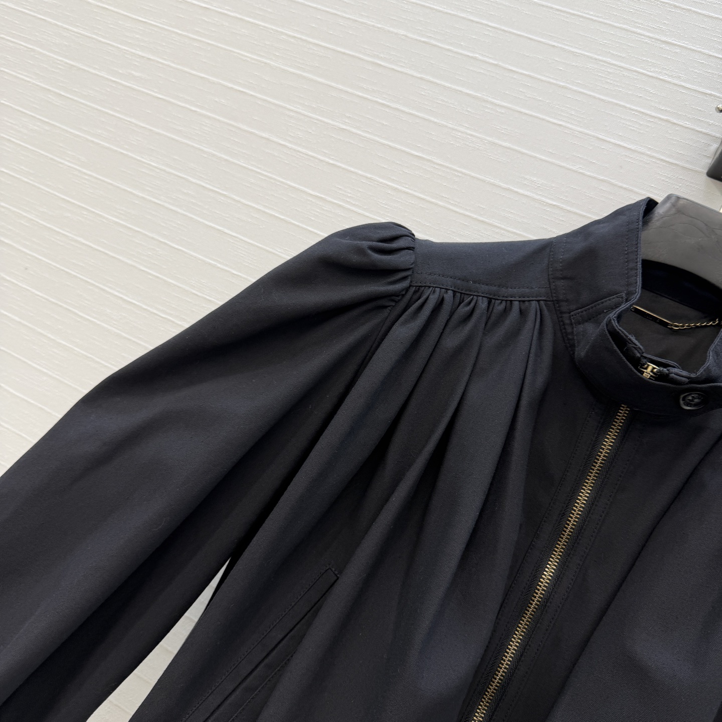 强烈推荐❤️ Chlo*新品收褶短款夹克，采用立领+拉链设计，灯笼袖褶皱细节超有法式宫廷感，短款版型显高