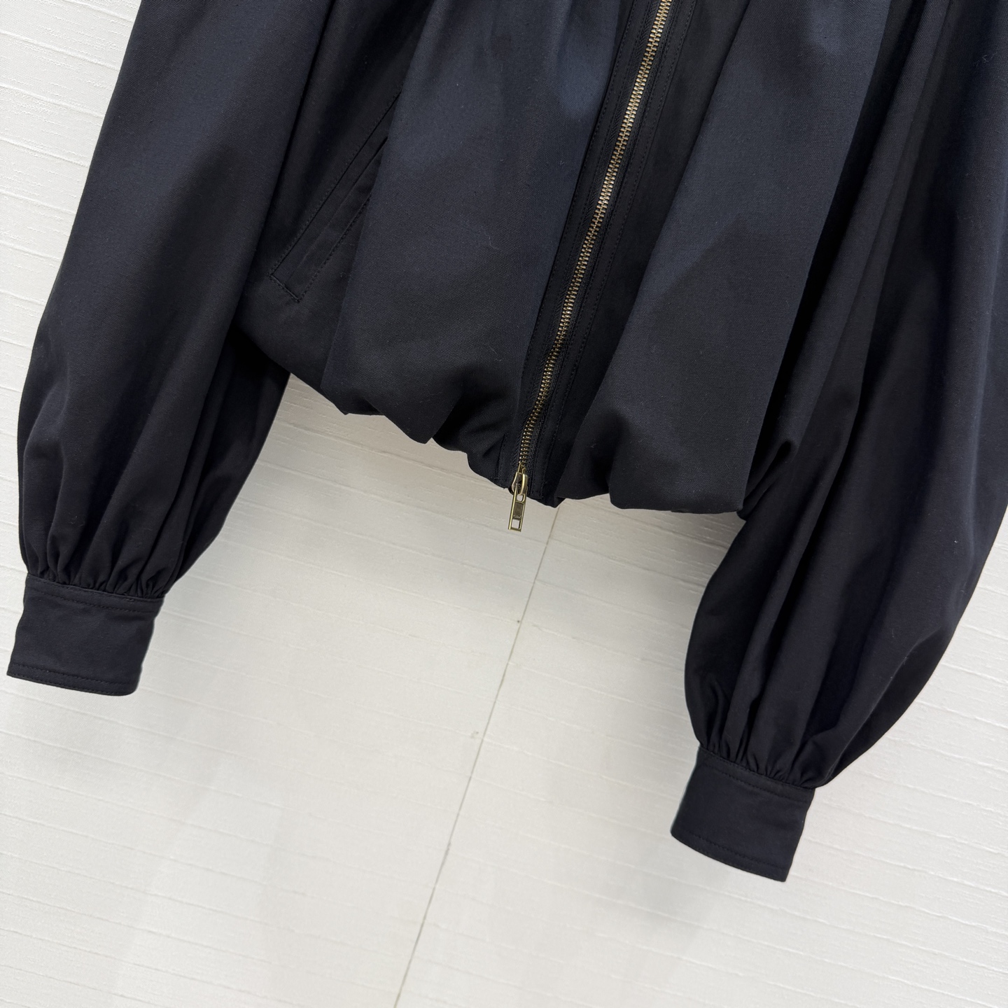 强烈推荐❤️ Chlo*新品收褶短款夹克，采用立领+拉链设计，灯笼袖褶皱细节超有法式宫廷感，短款版型显高