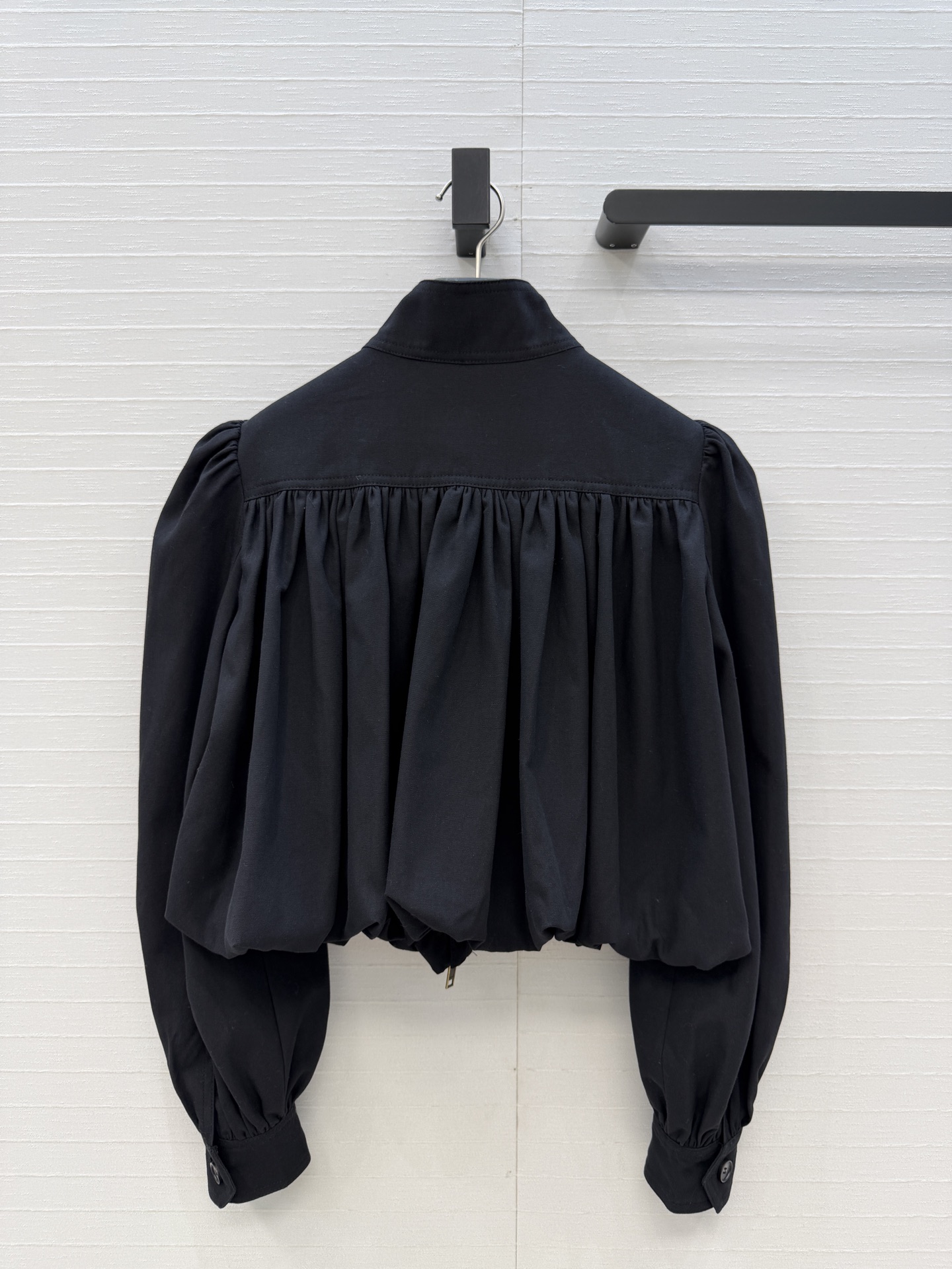 强烈推荐❤️ Chlo*新品收褶短款夹克，采用立领+拉链设计，灯笼袖褶皱细节超有法式宫廷感，短款版型显高