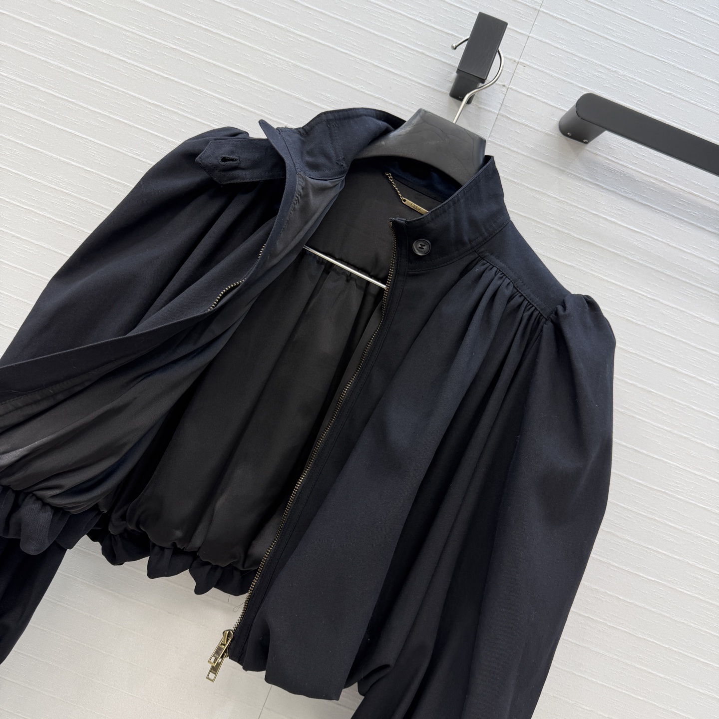 强烈推荐❤️ Chlo*新品收褶短款夹克，采用立领+拉链设计，灯笼袖褶皱细节超有法式宫廷感，短款版型显高