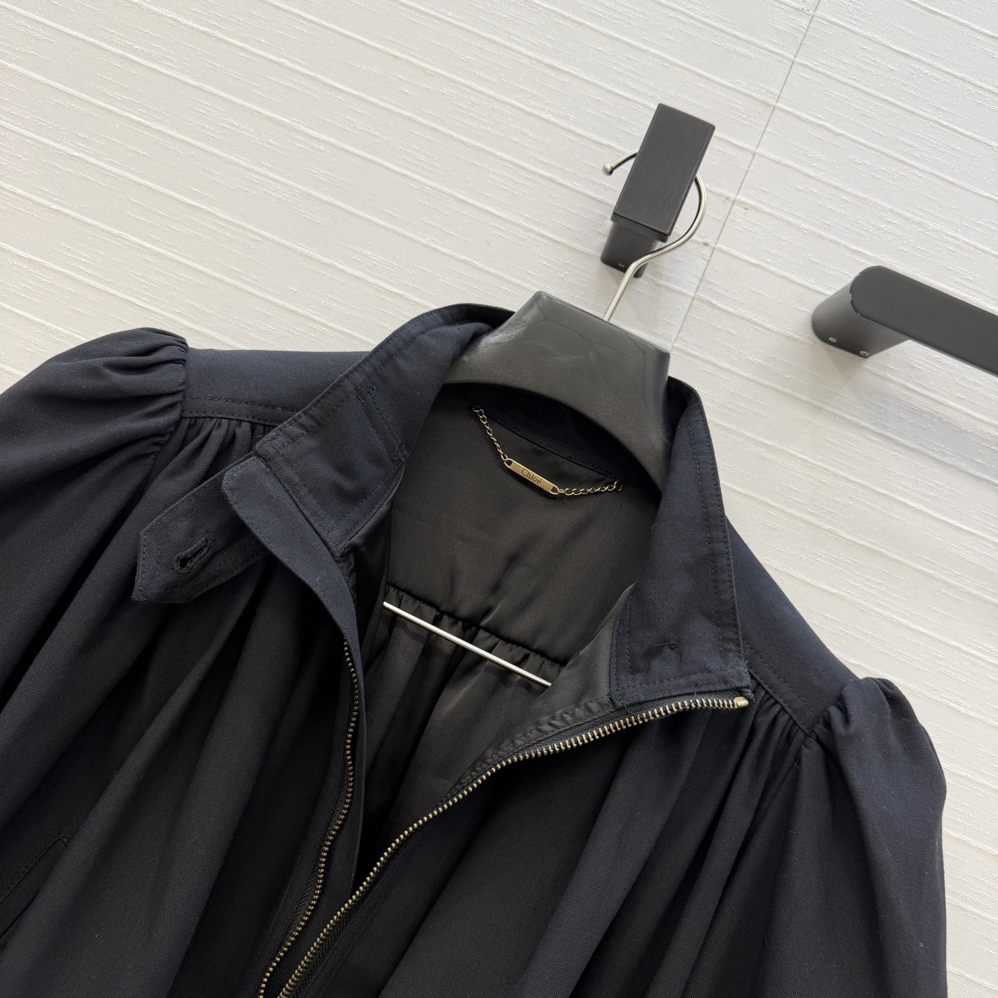 强烈推荐❤️ Chlo*新品收褶短款夹克，采用立领+拉链设计，灯笼袖褶皱细节超有法式宫廷感，短款版型显高