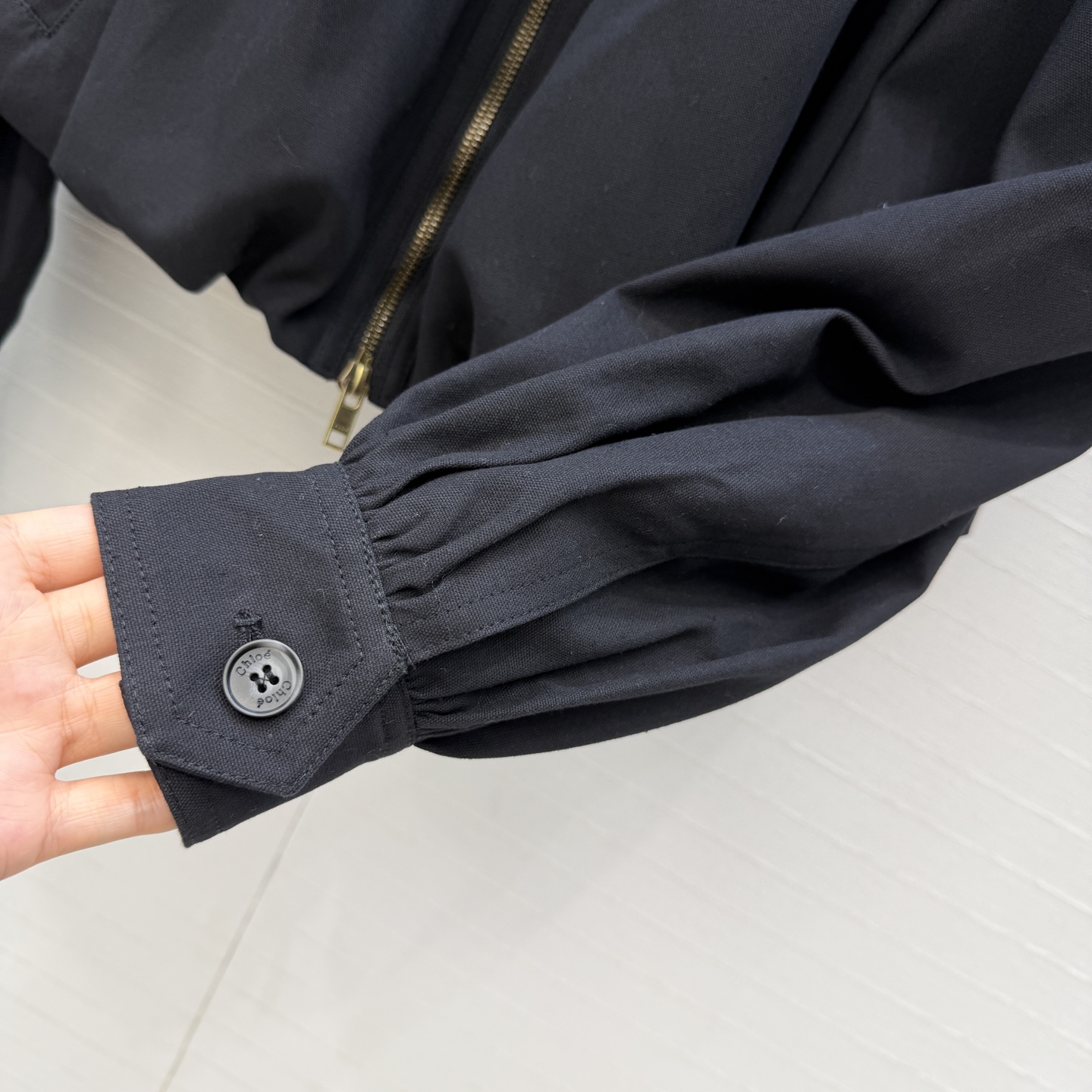 强烈推荐❤️ Chlo*新品收褶短款夹克，采用立领+拉链设计，灯笼袖褶皱细节超有法式宫廷感，短款版型显高