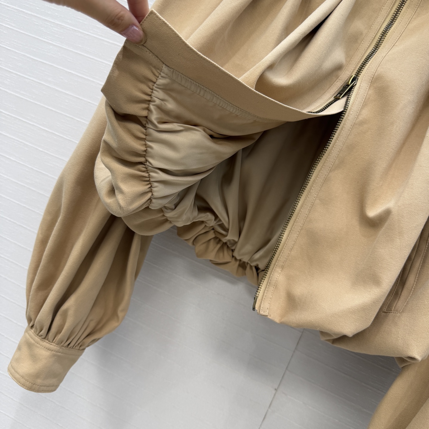 强烈推荐❤️ Chlo*新品收褶短款夹克，采用立领+拉链设计，灯笼袖褶皱细节超有法式宫廷感，短款版型显高