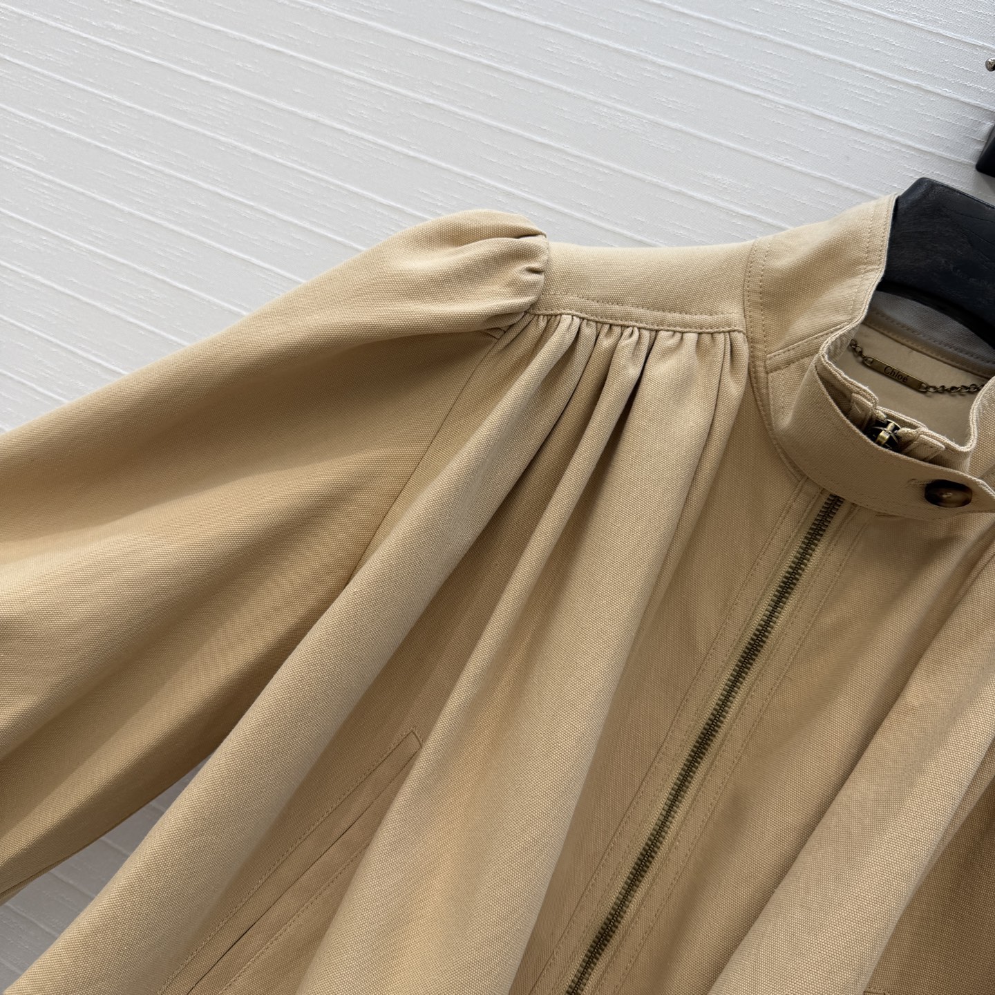 强烈推荐❤️ Chlo*新品收褶短款夹克，采用立领+拉链设计，灯笼袖褶皱细节超有法式宫廷感，短款版型显高