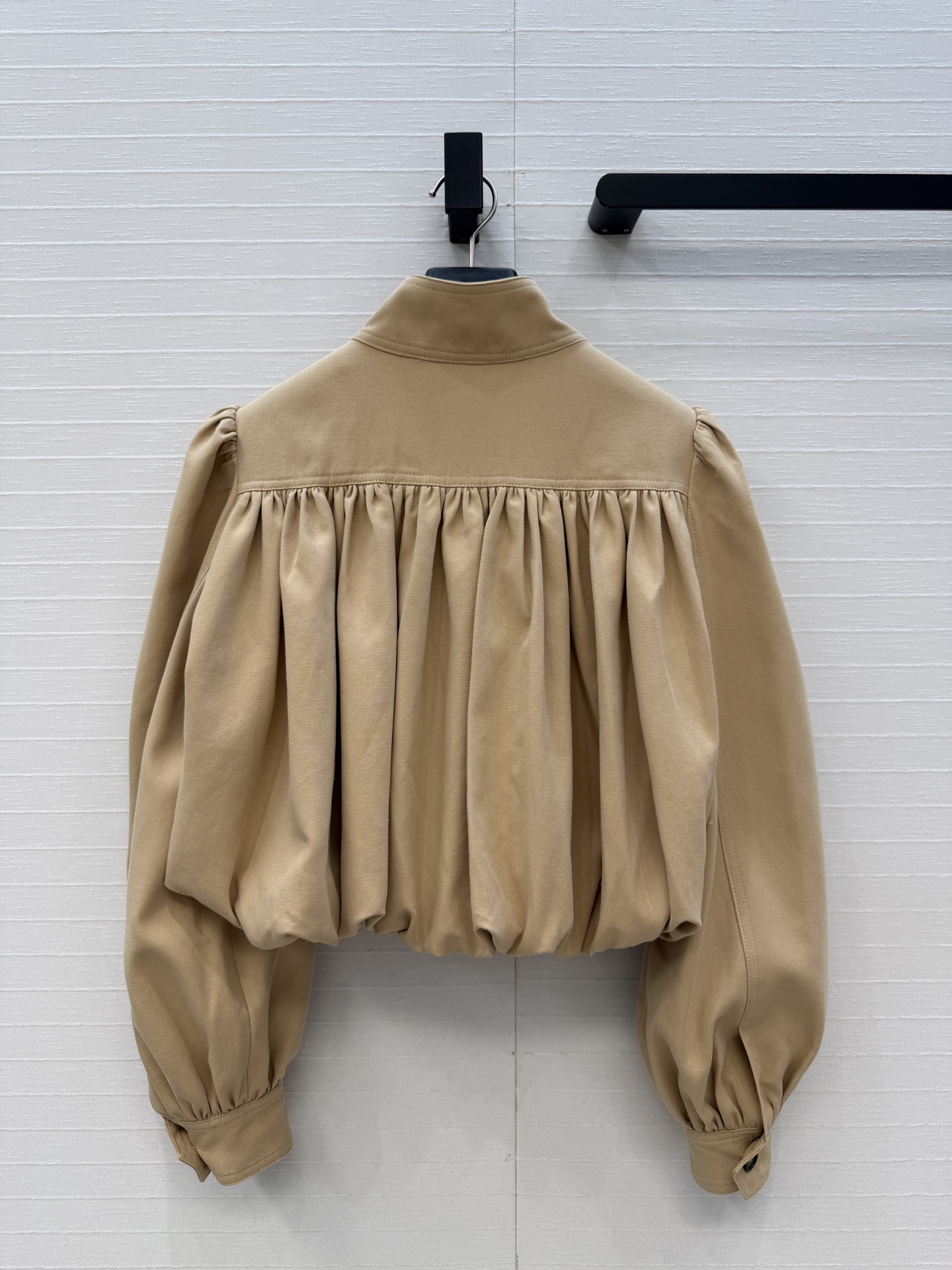 强烈推荐❤️ Chlo*新品收褶短款夹克，采用立领+拉链设计，灯笼袖褶皱细节超有法式宫廷感，短款版型显高