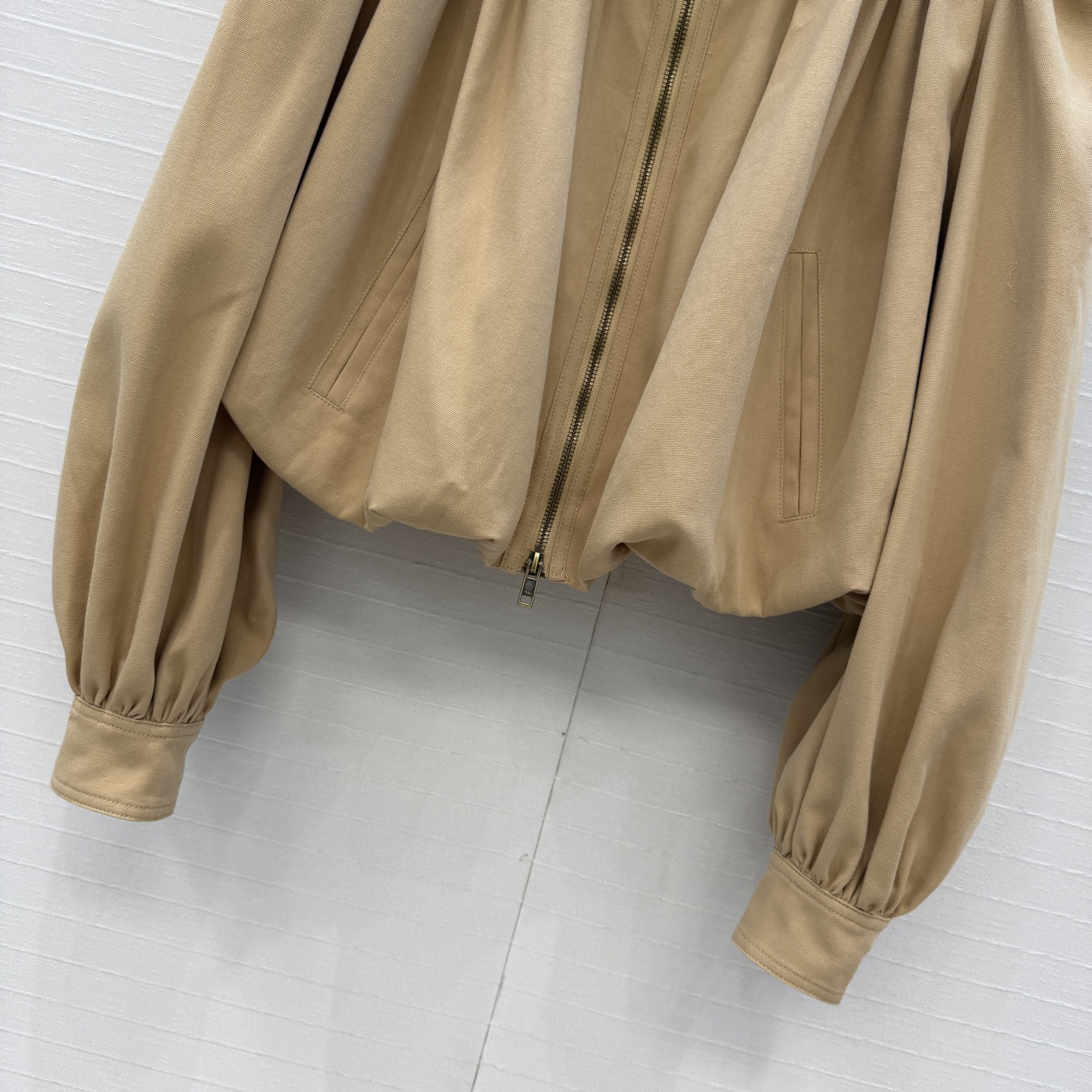 强烈推荐❤️ Chlo*新品收褶短款夹克，采用立领+拉链设计，灯笼袖褶皱细节超有法式宫廷感，短款版型显高