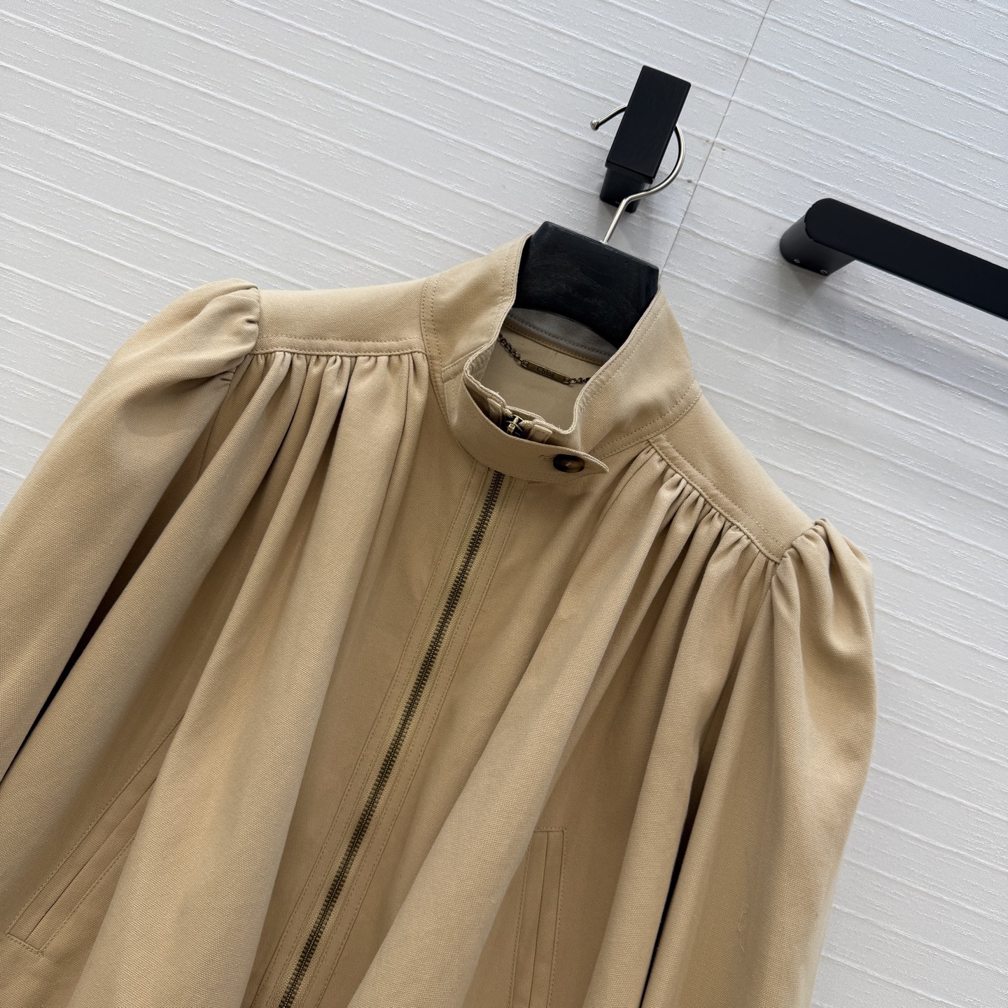 强烈推荐❤️ Chlo*新品收褶短款夹克，采用立领+拉链设计，灯笼袖褶皱细节超有法式宫廷感，短款版型显高