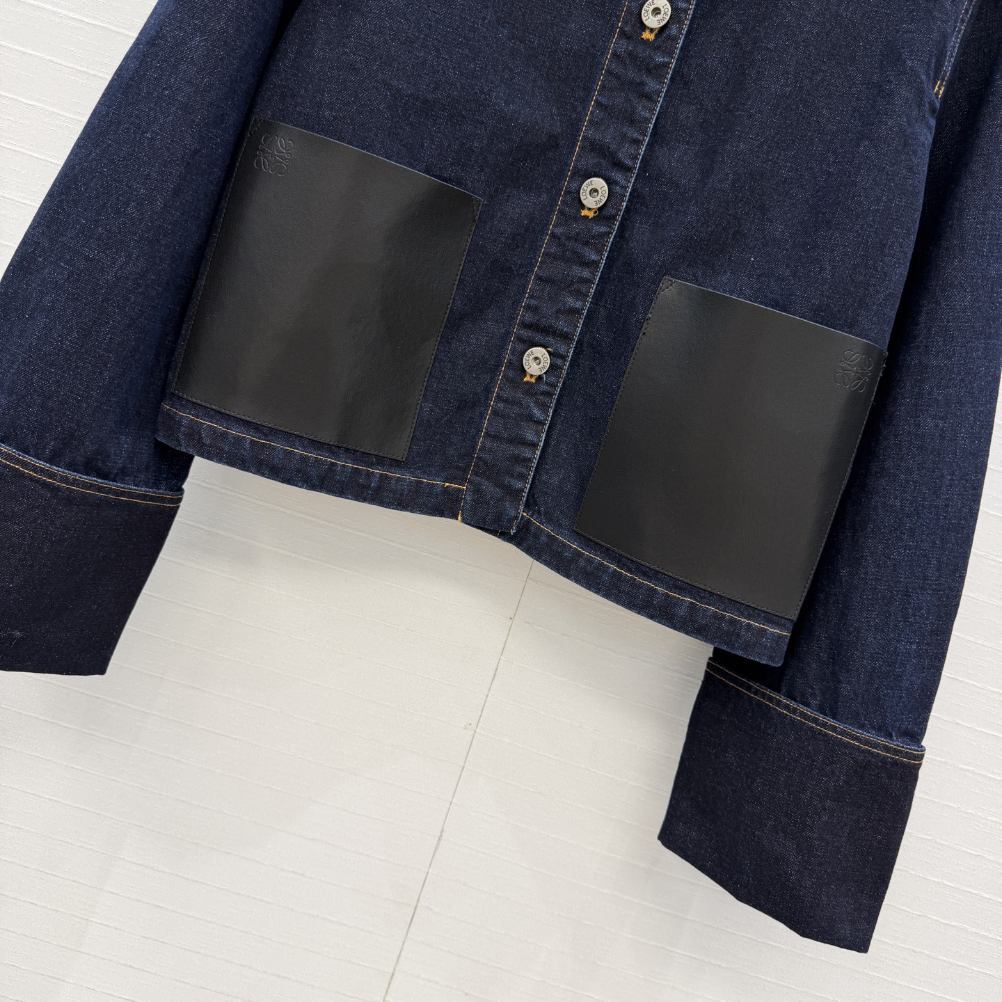 爆单推荐，❤️Lw时髦精穿搭！丹宁牛仔卷袖夹克外套！定制活性洗水工艺，口袋贴饰设计上身A爆啦！经典H版型