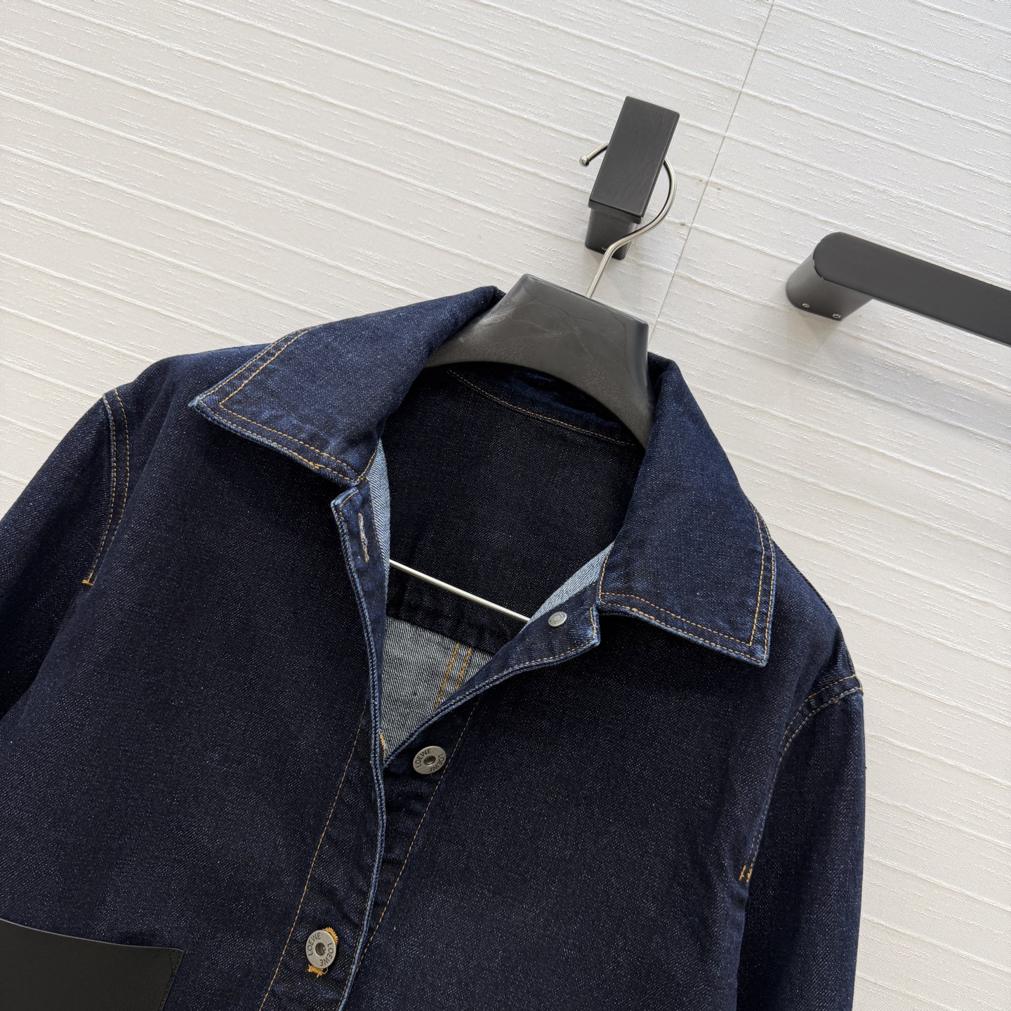 爆单推荐，❤️Lw时髦精穿搭！丹宁牛仔卷袖夹克外套！定制活性洗水工艺，口袋贴饰设计上身A爆啦！经典H版型