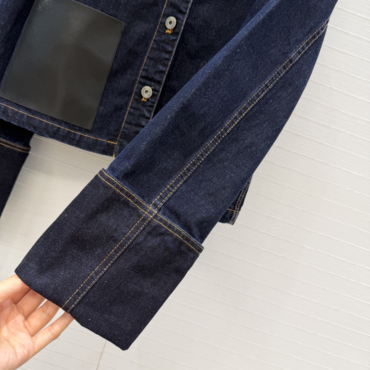 爆单推荐，❤️Lw时髦精穿搭！丹宁牛仔卷袖夹克外套！定制活性洗水工艺，口袋贴饰设计上身A爆啦！经典H版型