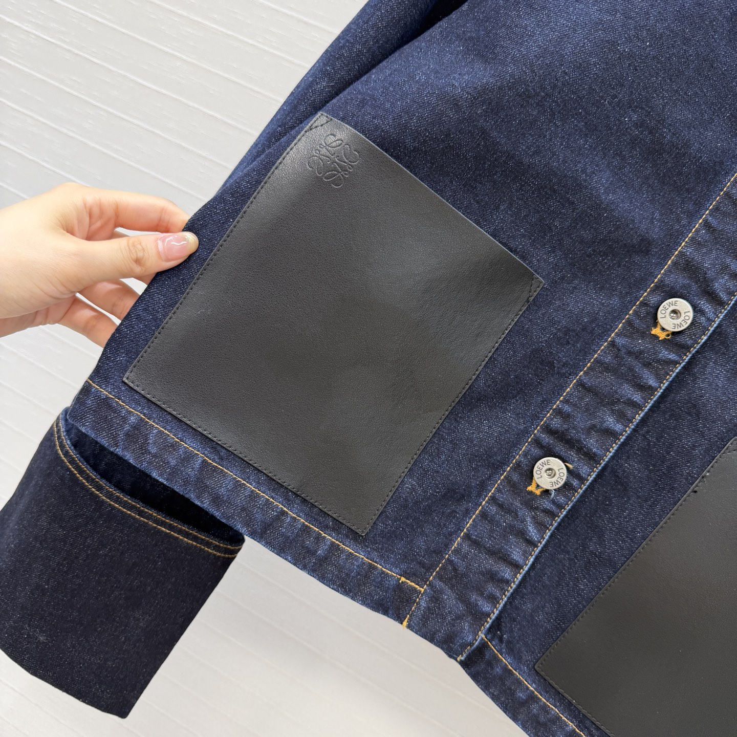 爆单推荐，❤️Lw时髦精穿搭！丹宁牛仔卷袖夹克外套！定制活性洗水工艺，口袋贴饰设计上身A爆啦！经典H版型