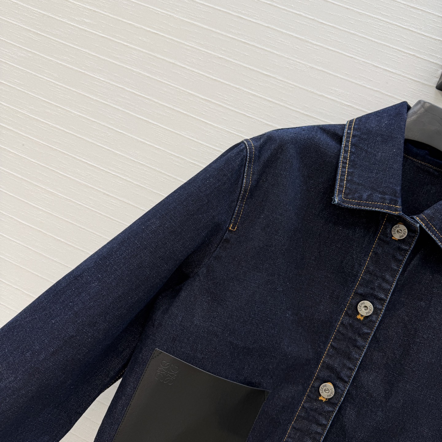 爆单推荐，❤️Lw时髦精穿搭！丹宁牛仔卷袖夹克外套！定制活性洗水工艺，口袋贴饰设计上身A爆啦！经典H版型