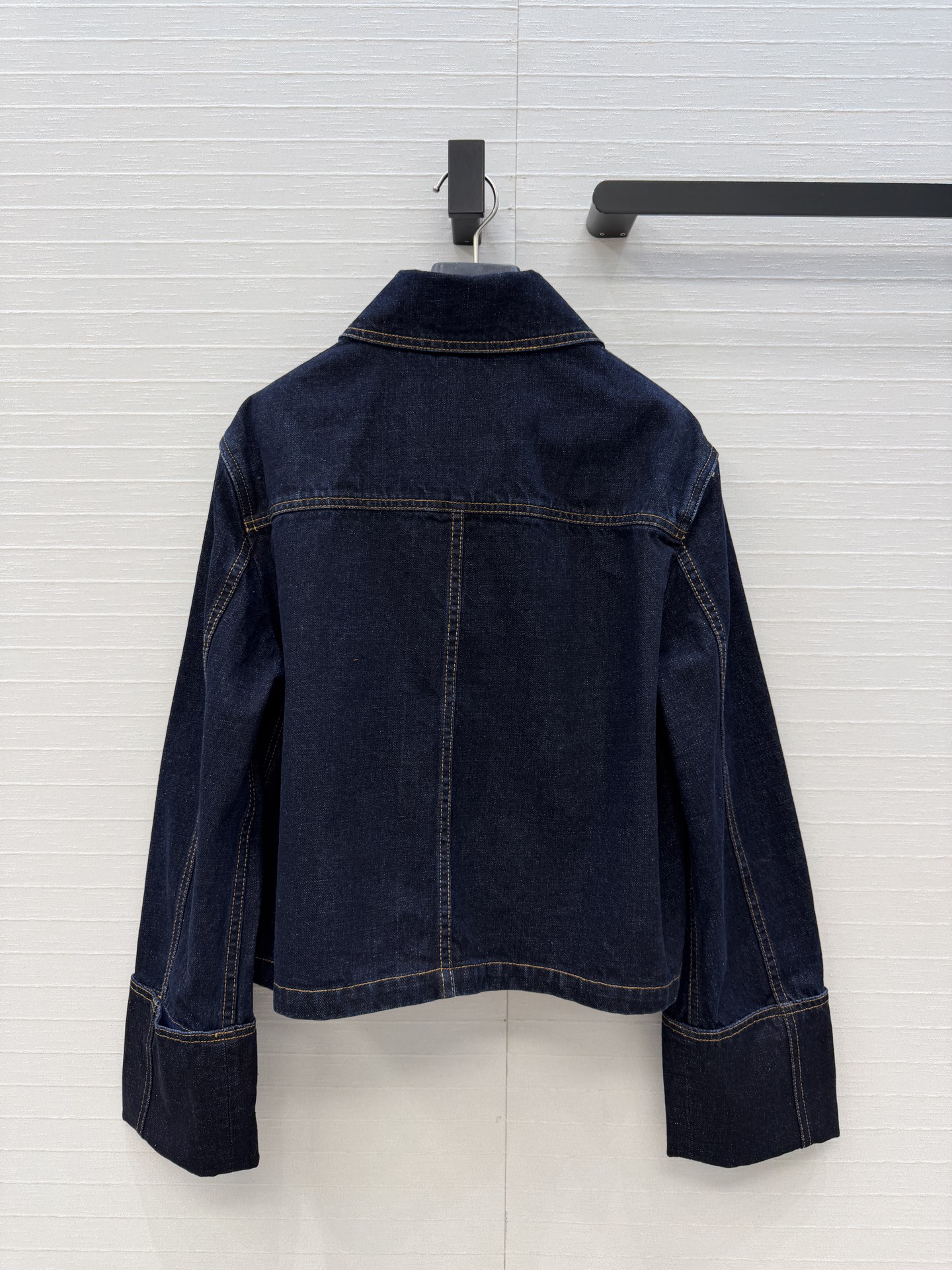 爆单推荐，❤️Lw时髦精穿搭！丹宁牛仔卷袖夹克外套！定制活性洗水工艺，口袋贴饰设计上身A爆啦！经典H版型