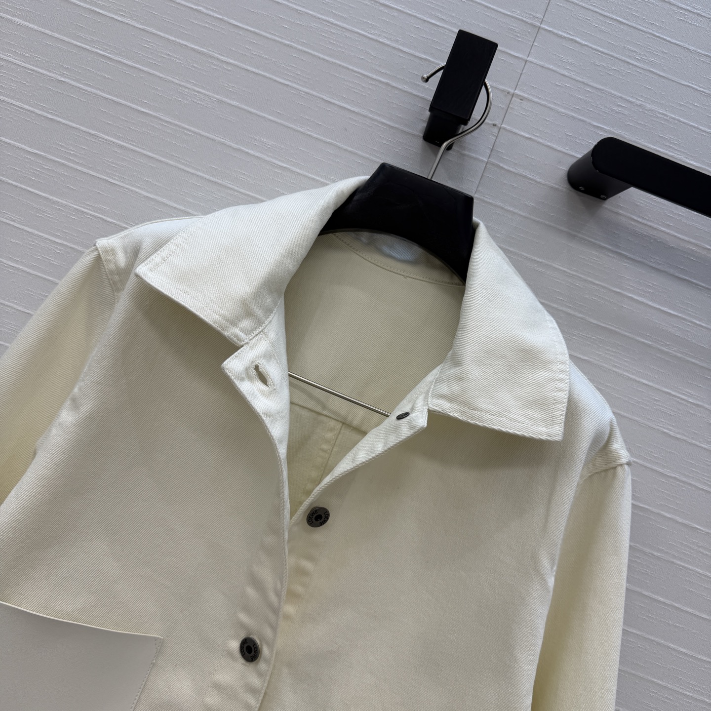 爆单推荐，❤️Lw时髦精穿搭！丹宁牛仔卷袖夹克外套！定制活性洗水工艺，口袋贴饰设计上身A爆啦！经典H版型