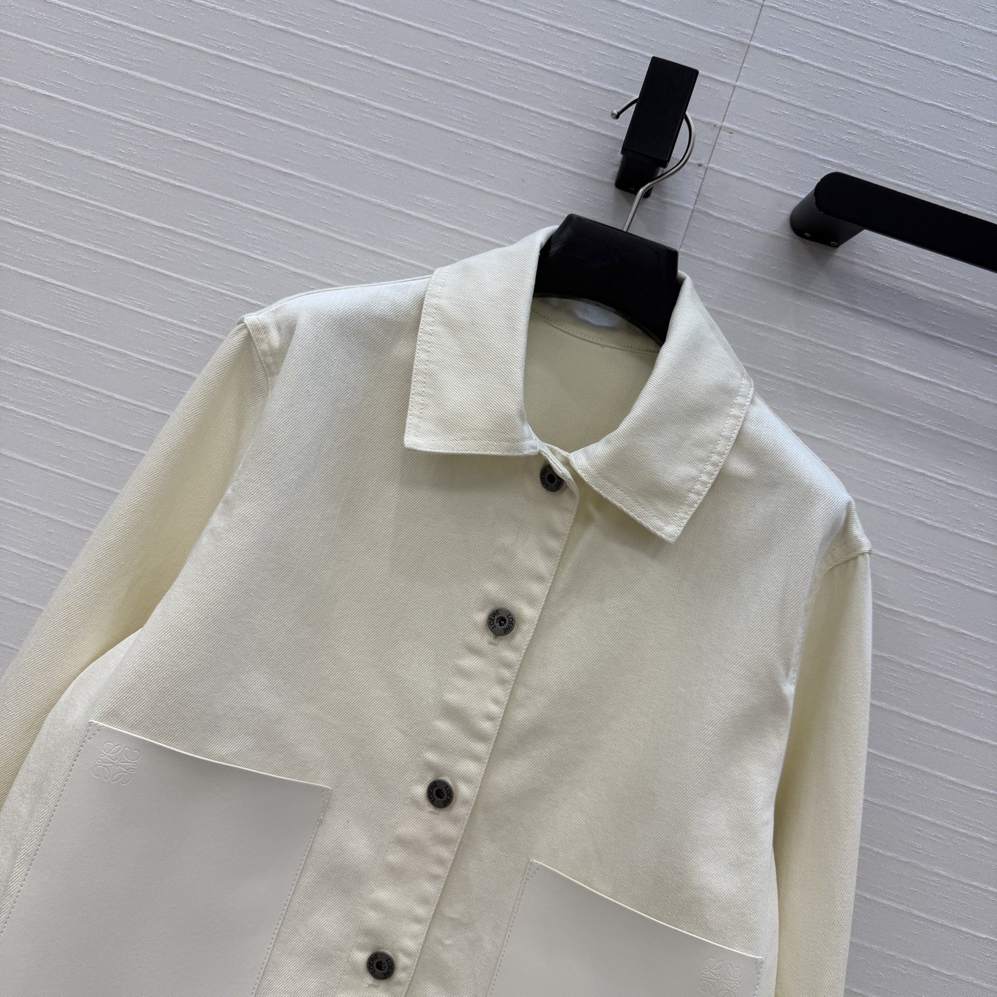 爆单推荐，❤️Lw时髦精穿搭！丹宁牛仔卷袖夹克外套！定制活性洗水工艺，口袋贴饰设计上身A爆啦！经典H版型