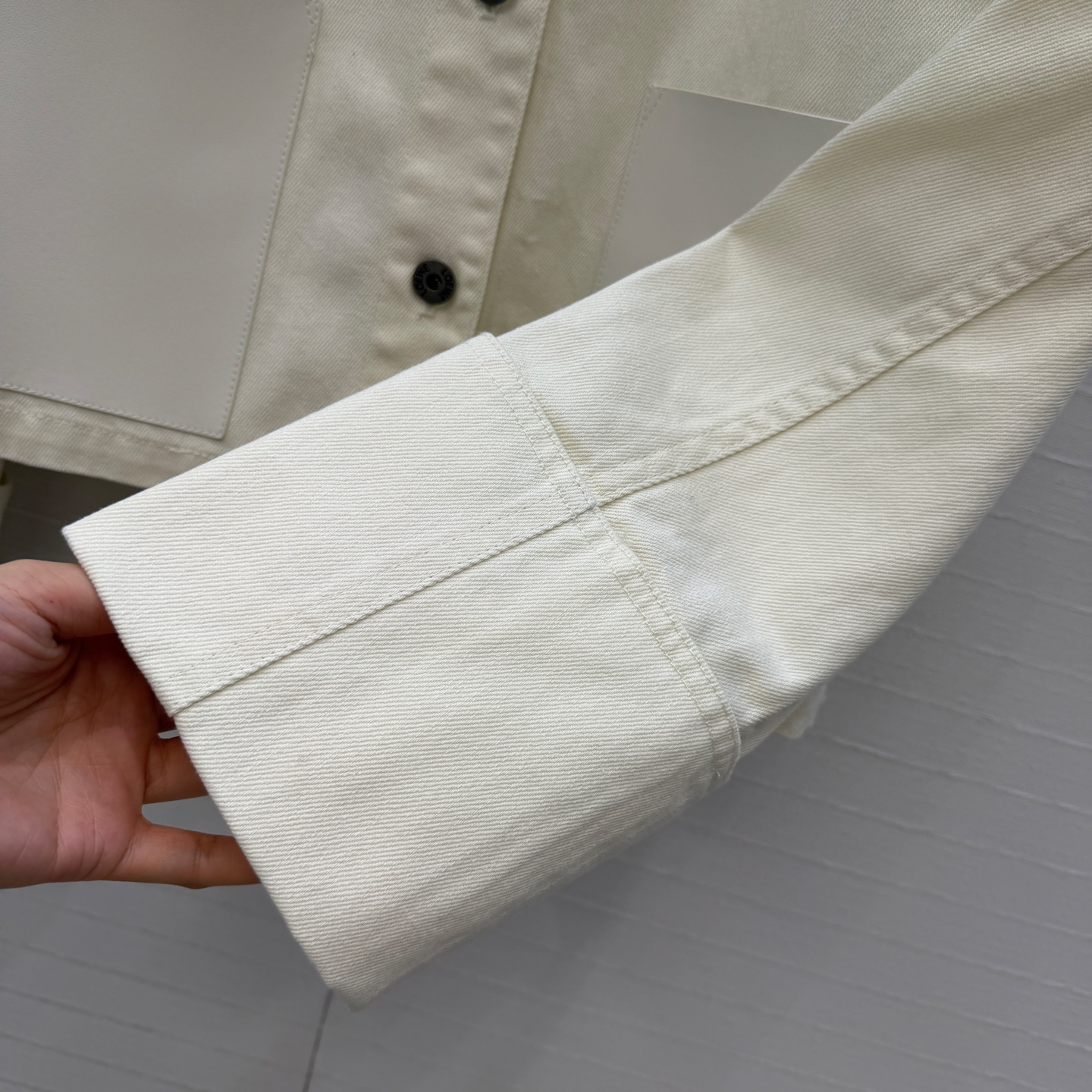 爆单推荐，❤️Lw时髦精穿搭！丹宁牛仔卷袖夹克外套！定制活性洗水工艺，口袋贴饰设计上身A爆啦！经典H版型