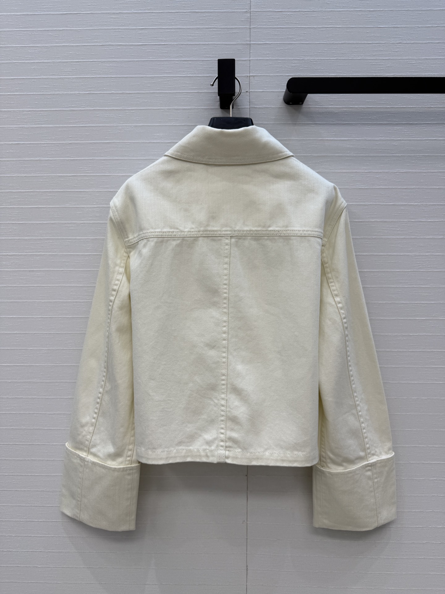 爆单推荐，❤️Lw时髦精穿搭！丹宁牛仔卷袖夹克外套！定制活性洗水工艺，口袋贴饰设计上身A爆啦！经典H版型