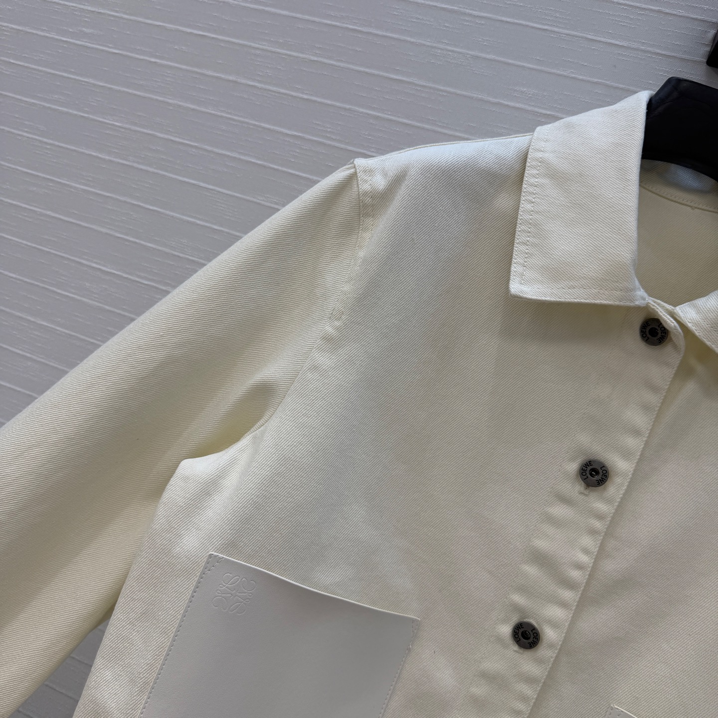 爆单推荐，❤️Lw时髦精穿搭！丹宁牛仔卷袖夹克外套！定制活性洗水工艺，口袋贴饰设计上身A爆啦！经典H版型