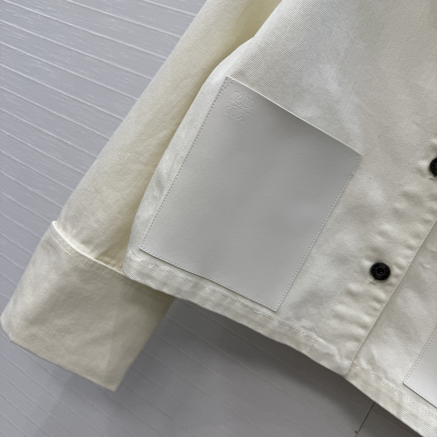 爆单推荐，❤️Lw时髦精穿搭！丹宁牛仔卷袖夹克外套！定制活性洗水工艺，口袋贴饰设计上身A爆啦！经典H版型