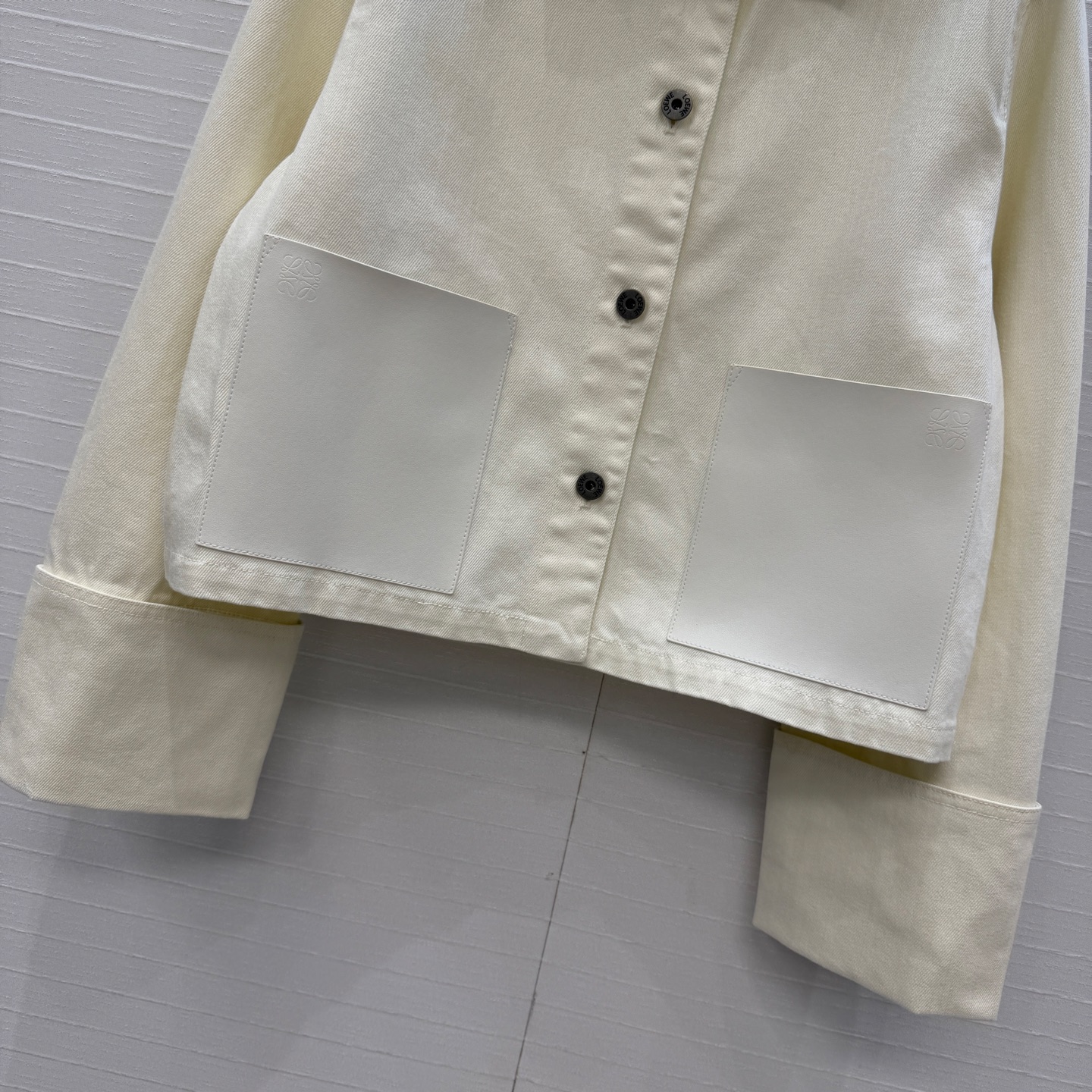 爆单推荐，❤️Lw时髦精穿搭！丹宁牛仔卷袖夹克外套！定制活性洗水工艺，口袋贴饰设计上身A爆啦！经典H版型