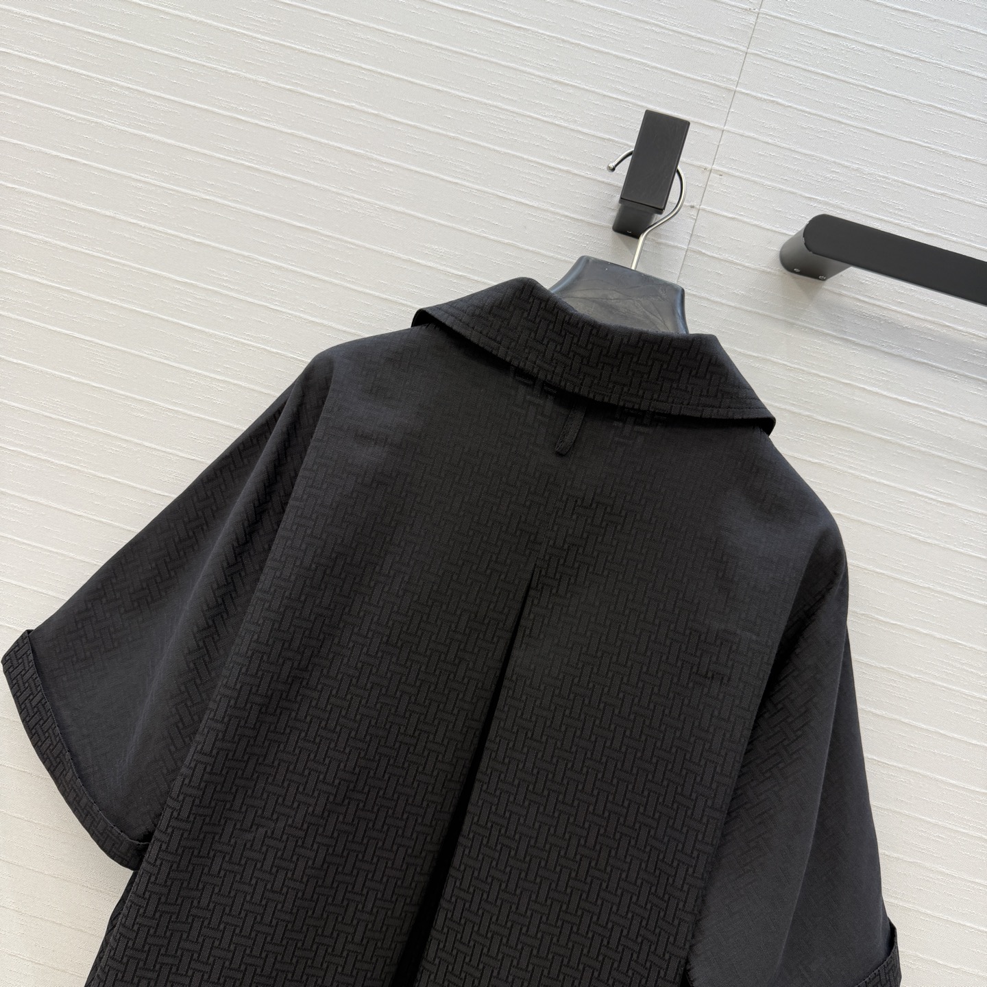 独家首发❤️H*26早春新品衬衫套装，老钱慵懒通勤随性的高级单品。前短后长的翻V领衬衫搭配腰封设计褶裥半