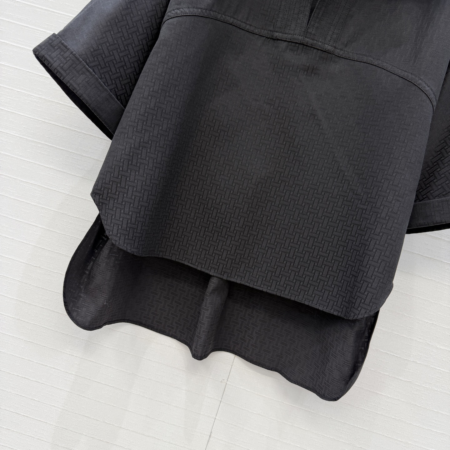 独家首发❤️H*26早春新品衬衫套装，老钱慵懒通勤随性的高级单品。前短后长的翻V领衬衫搭配腰封设计褶裥半