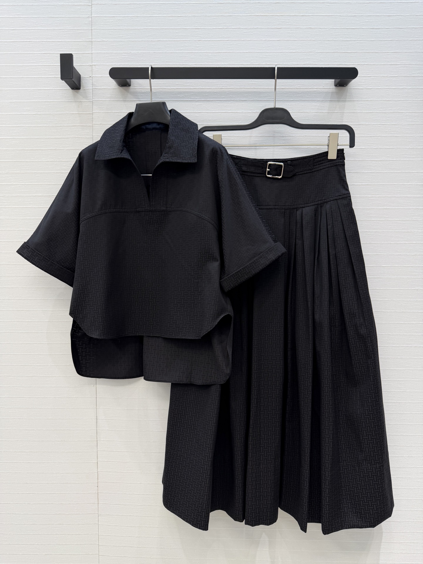 独家首发❤️H*26早春新品衬衫套装，老钱慵懒通勤随性的高级单品。前短后长的翻V领衬衫搭配腰封设计褶裥半